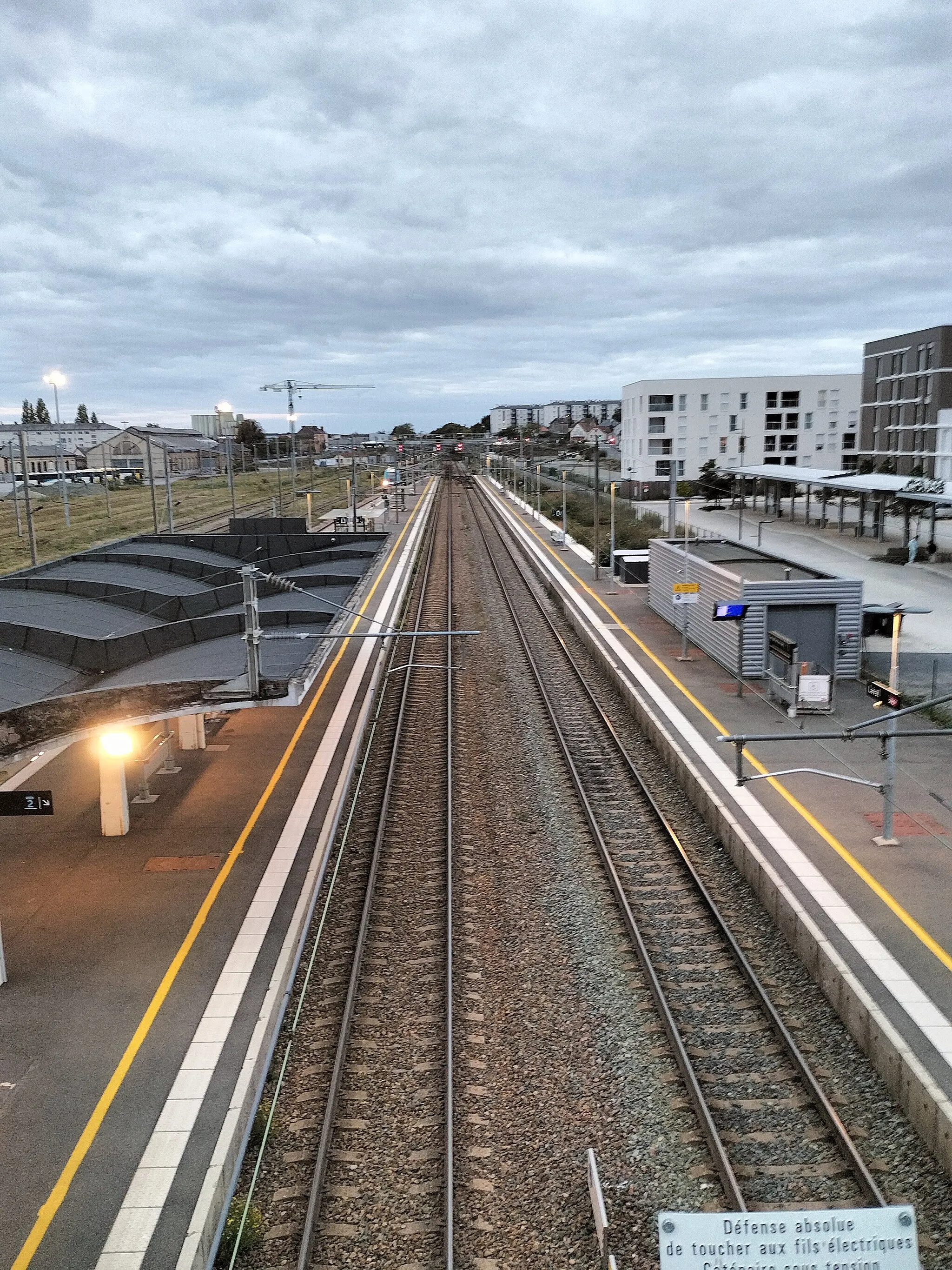 Photo showing: Voies 1 et 2 de la gare de Laval vues depuis la passerelle, en direction de Paris