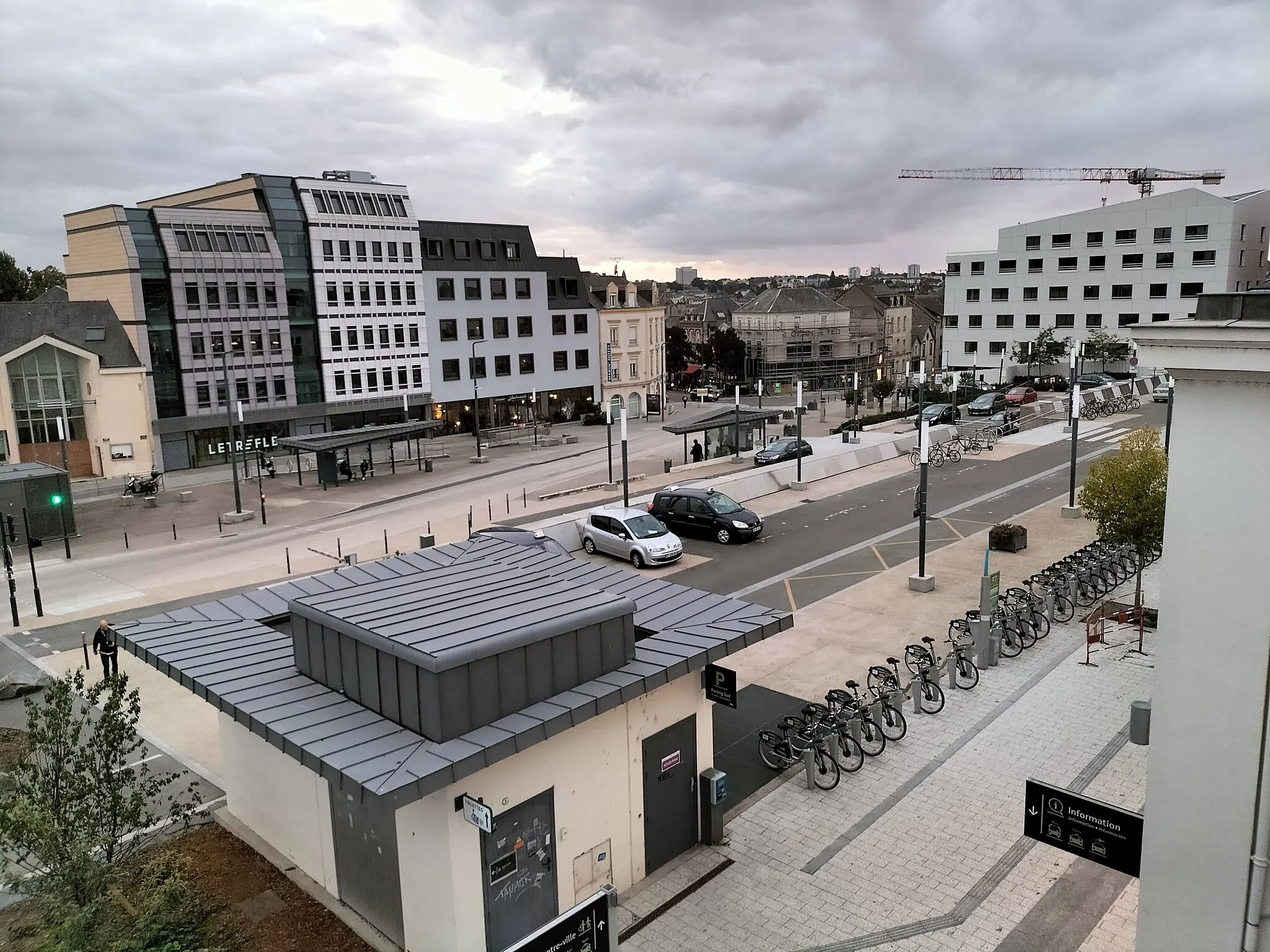 Photo showing: Place de la Gare de Laval vue depuis la passerelle