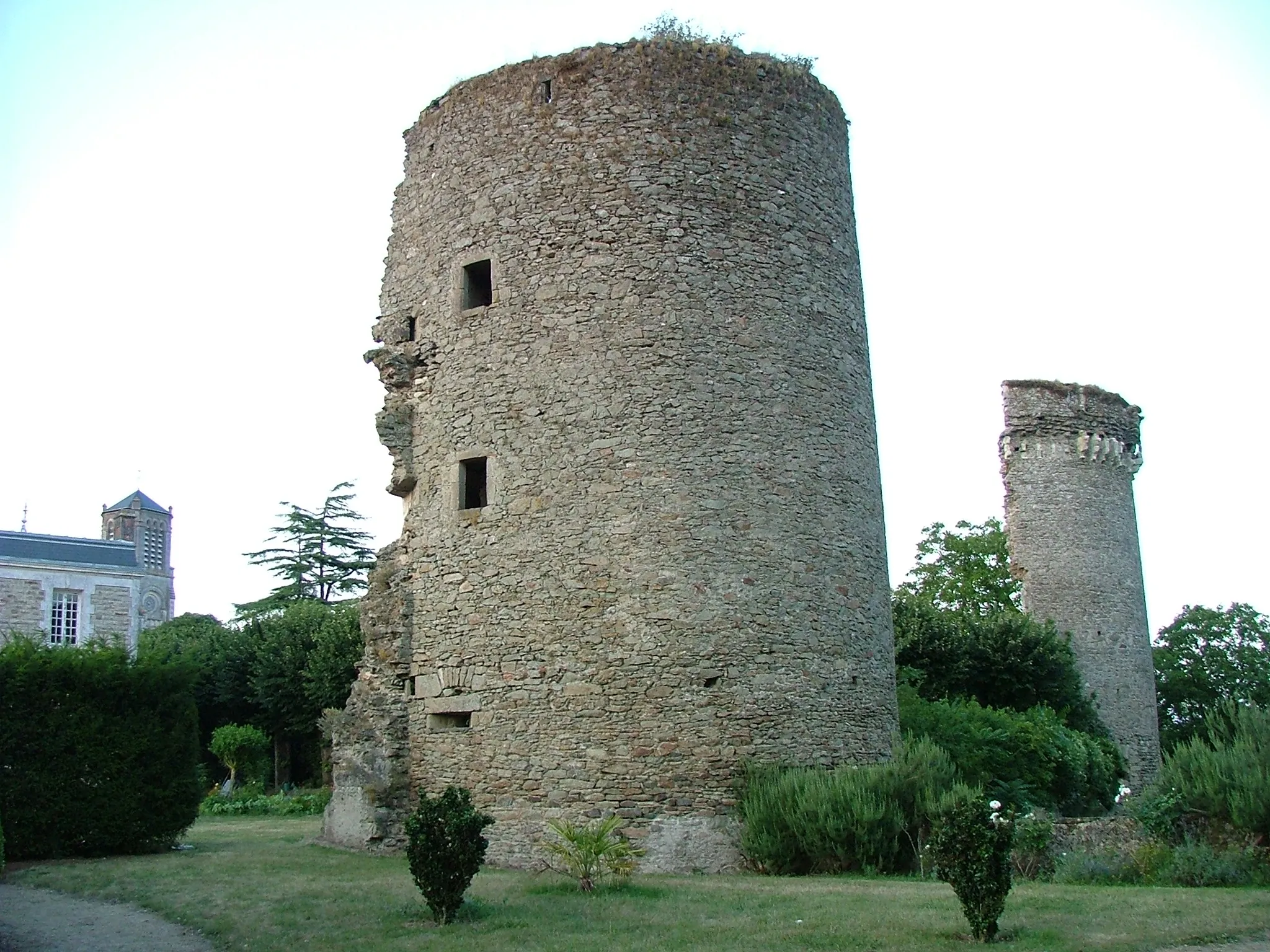 Photo showing: Vue des deux tours des ruines du château de La Garnache (Vendée).