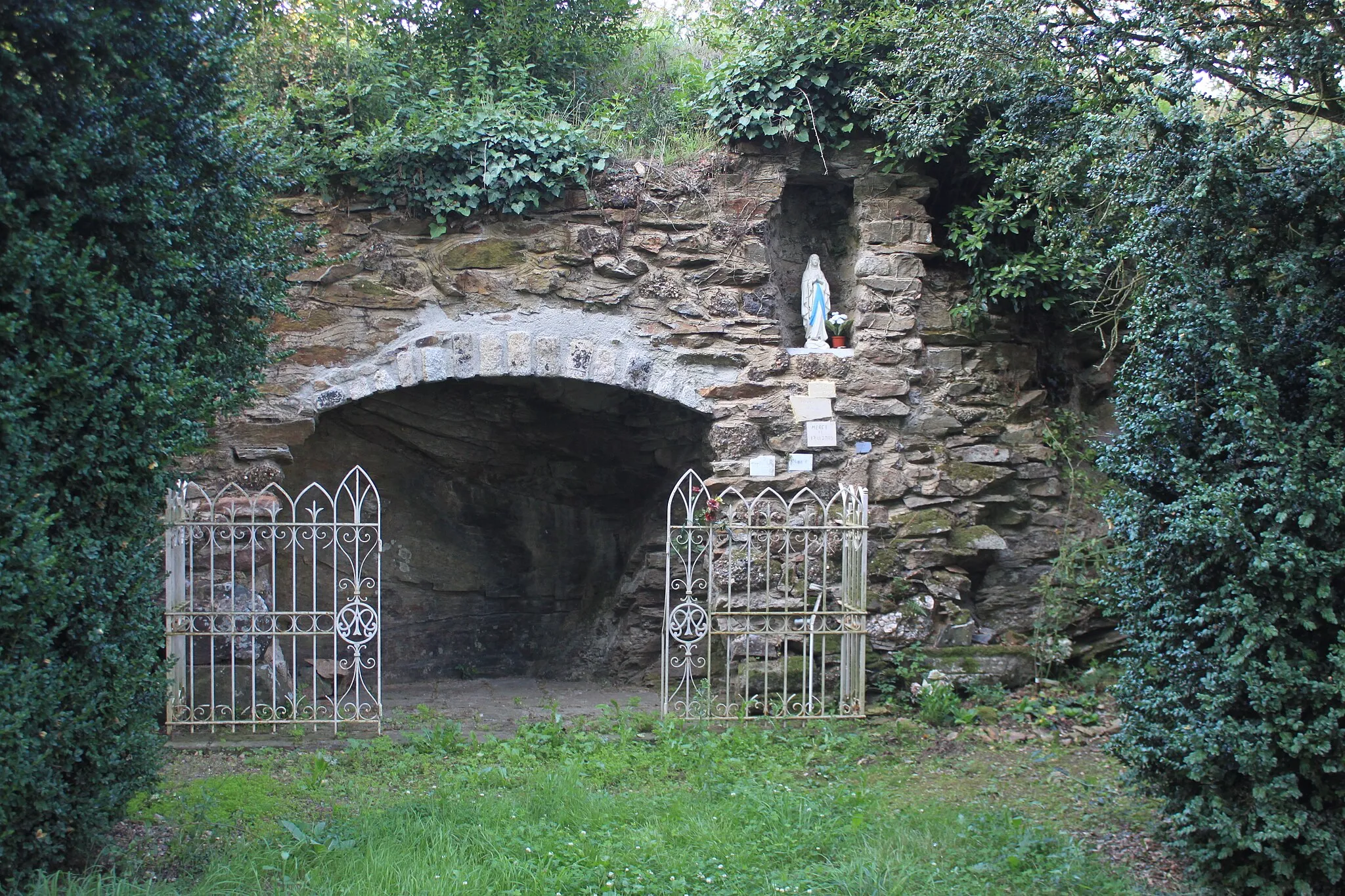 Photo showing: Réplique de grotte de Lourdes, Fr-85-Saint-Philbert-de-Bouaine.