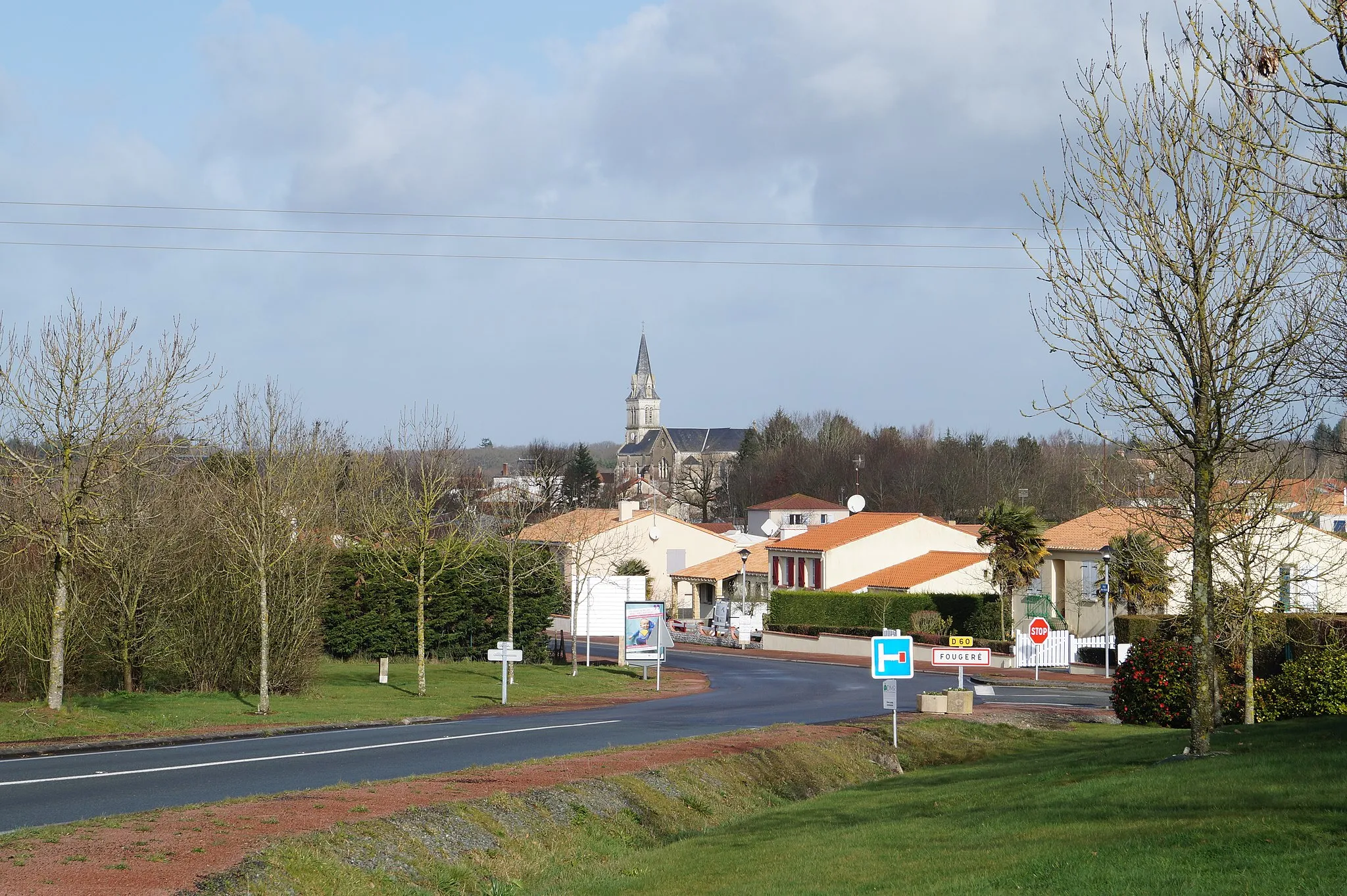 Photo showing: Le bourg de Fougeré depuis la départementale 60.