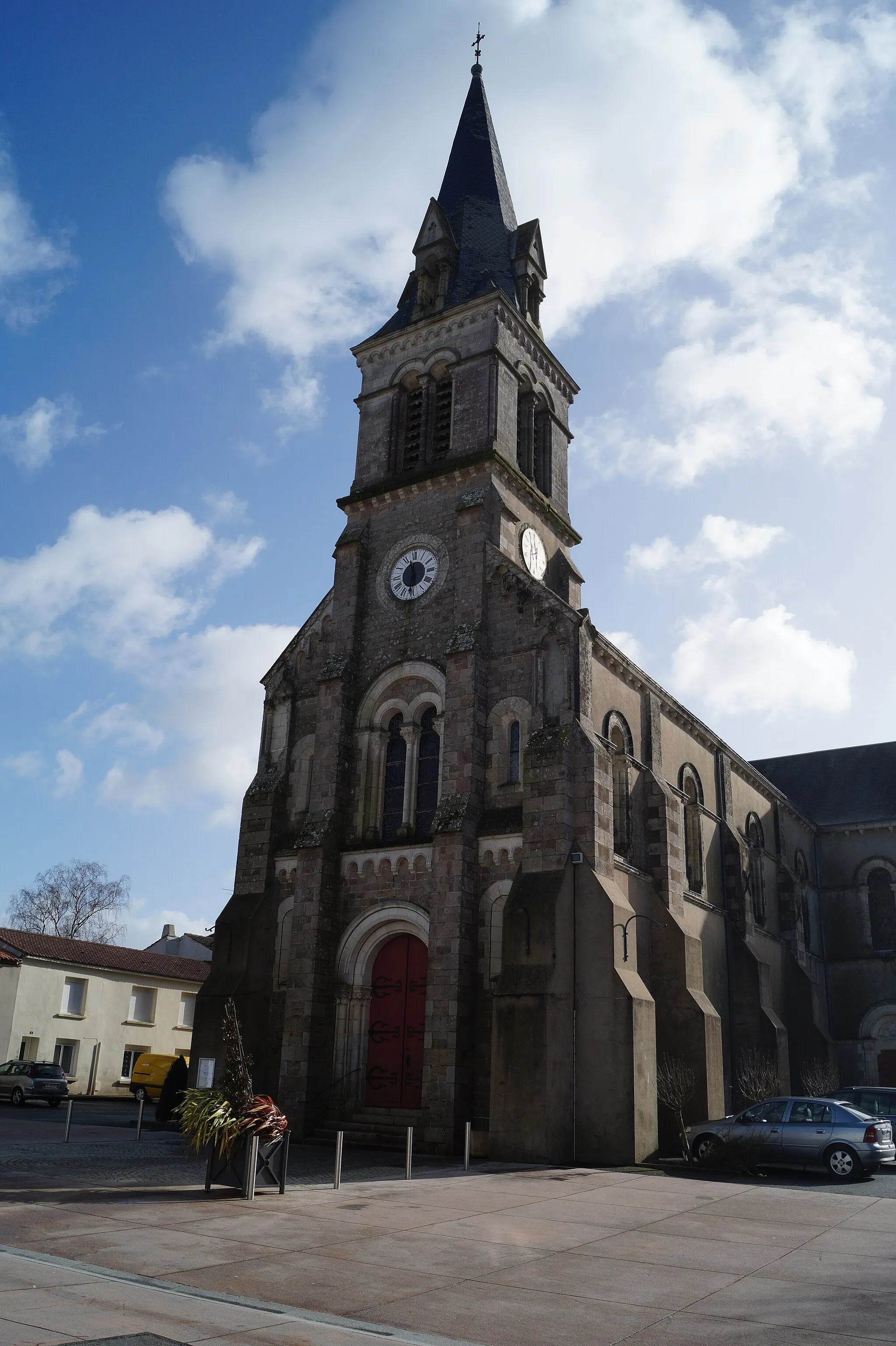 Photo showing: L’église Notre-Dame de Fougeré depuis la rue de la Forêt.