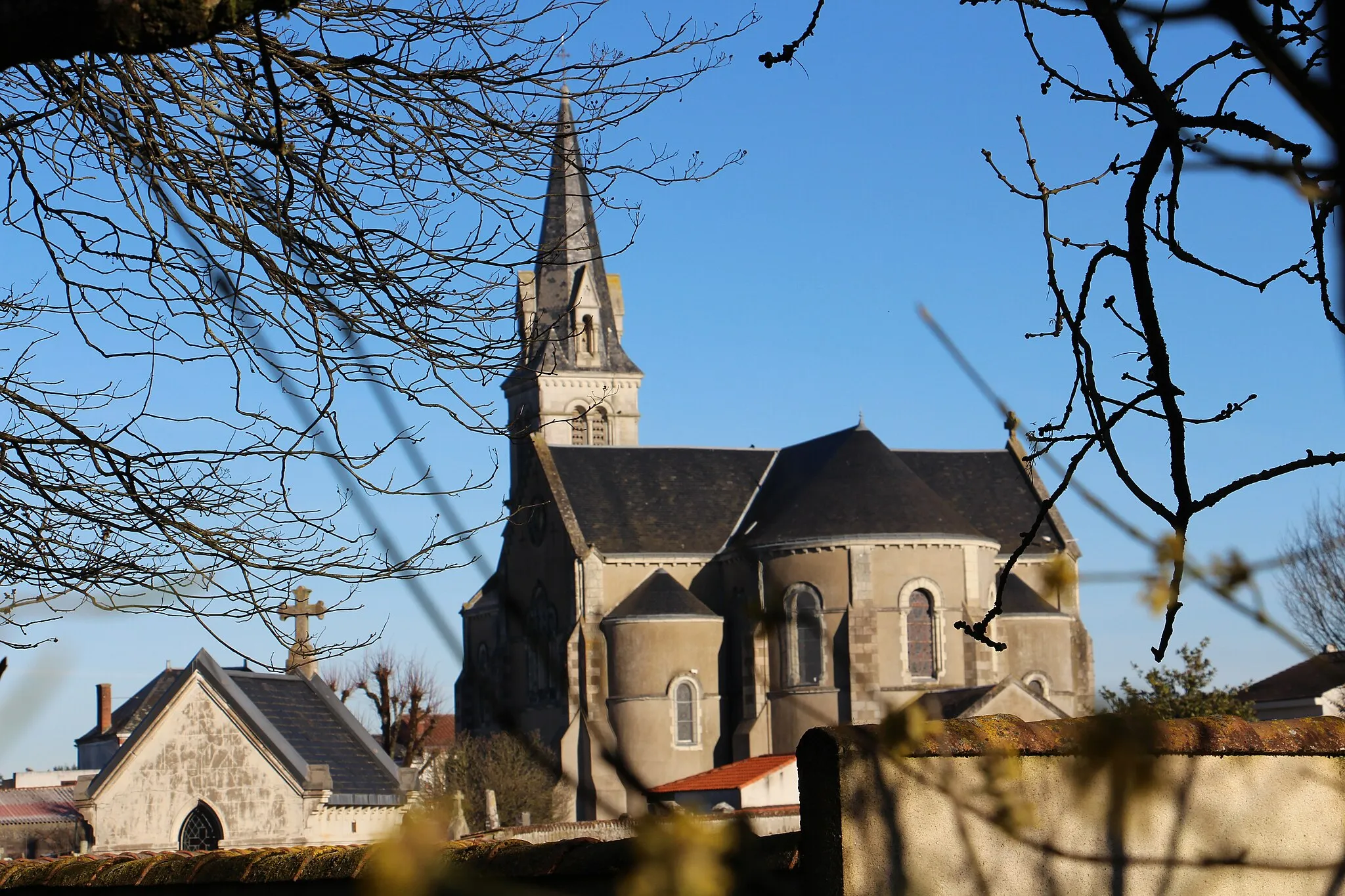 Photo showing: Au centre du bourg, l’église dédiée à Notre Dame, fut construite d’après les plans de M. CLAIR, architecte départemental en 1870.