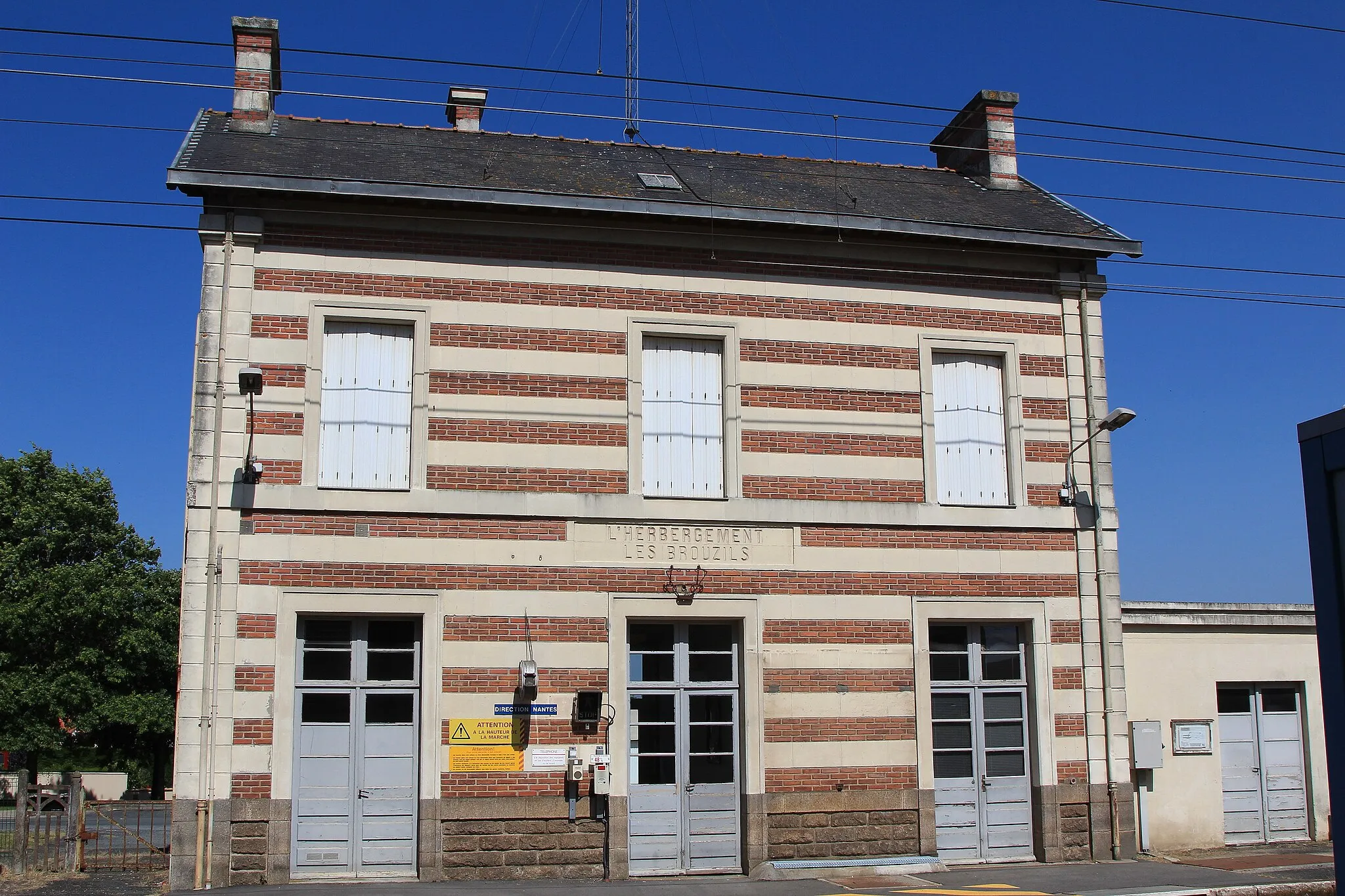 Photo showing: Bâtiment voyageurs de la gare de L'Herbergement - Les Brouzils, en Vendée, vu côté voies.