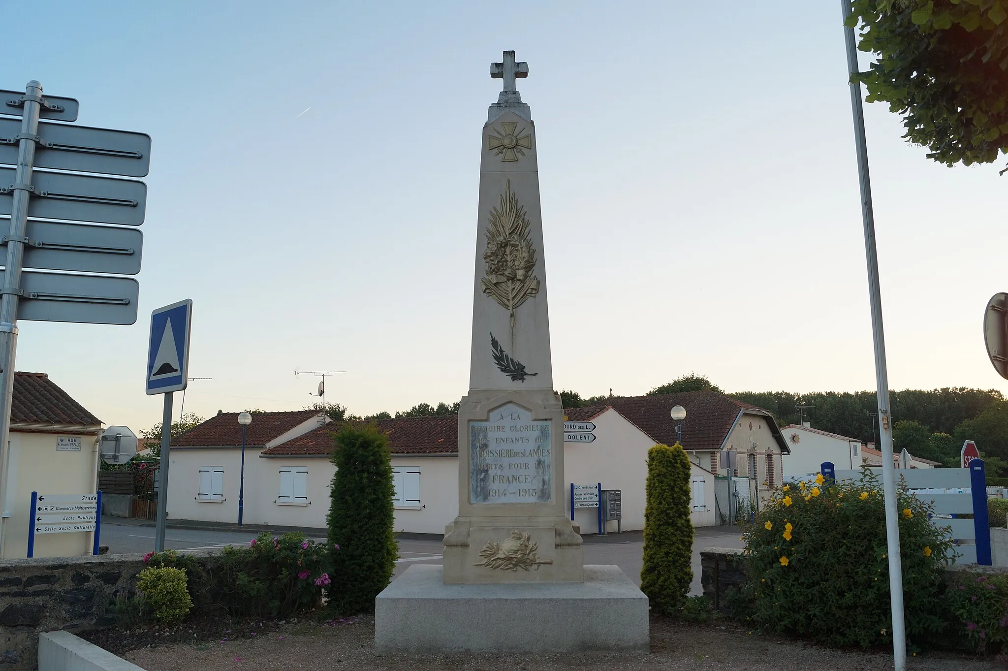 Photo showing: Le monument aux morts de La Boissière-des-Landes depuis la rue François-Espaud.