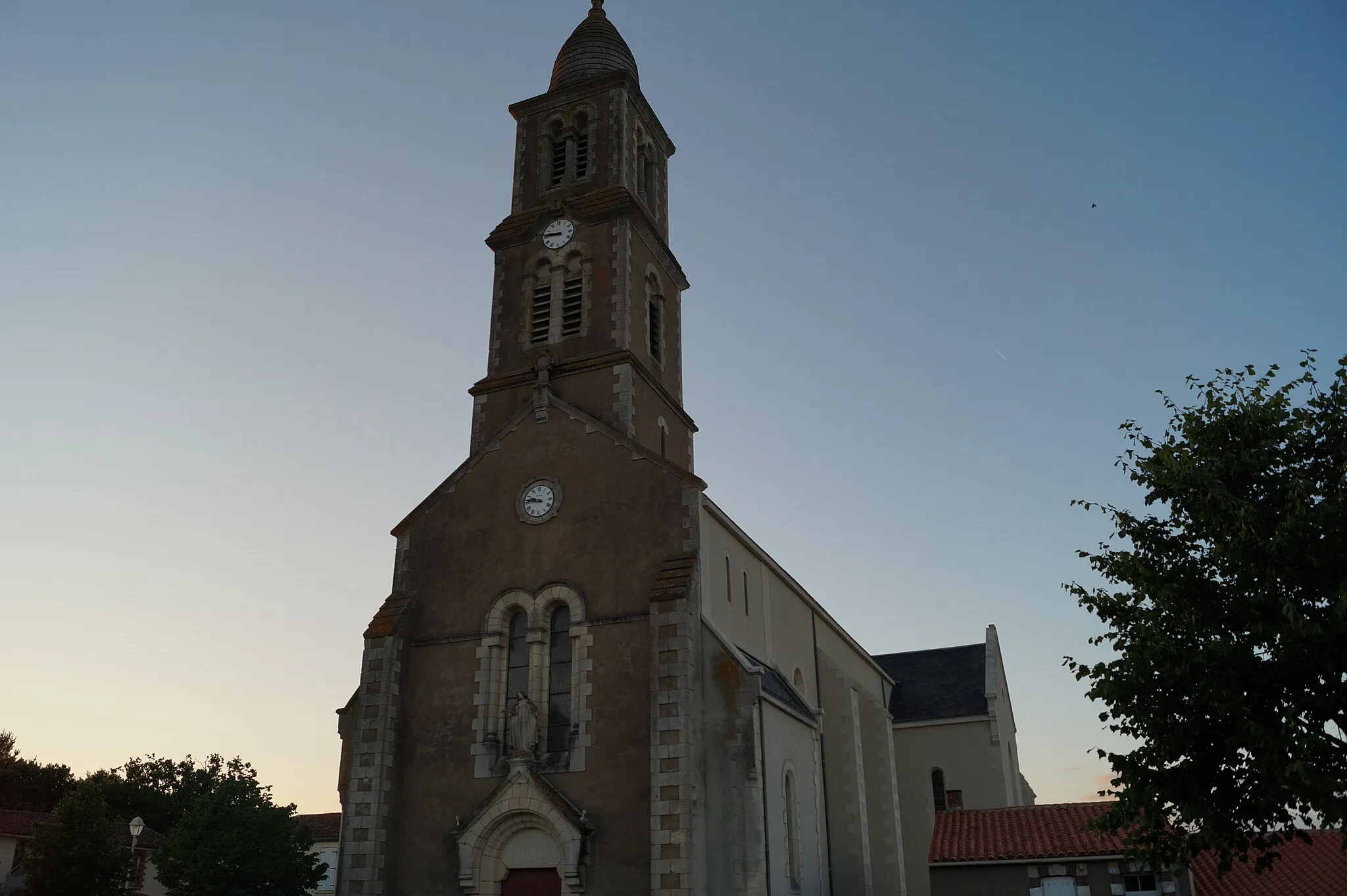 Photo showing: L’église Notre-Dame-de-l’Assomption de La Boissière-des-Landes depuis la rue de la Poste.