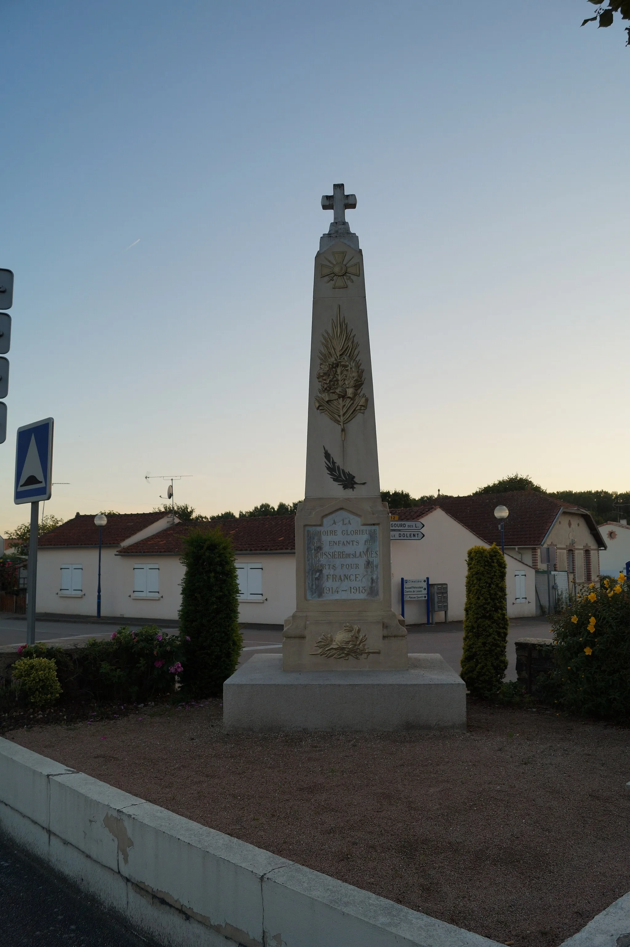 Photo showing: Le monument aux morts de La Boissière-des-Landes depuis la rue François-Espaud.