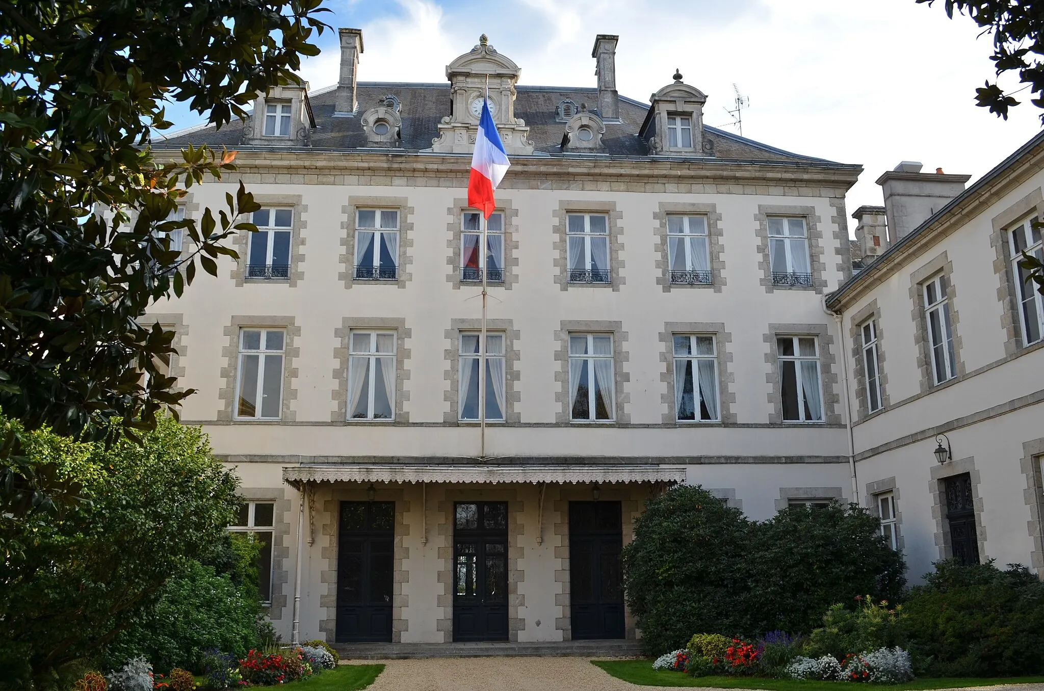 Photo showing: This building is inscrit au titre des monuments historiques de la France. It is indexed in the base Mérimée, a database of architectural heritage maintained by the French Ministry of Culture, under the reference PA00110216 .