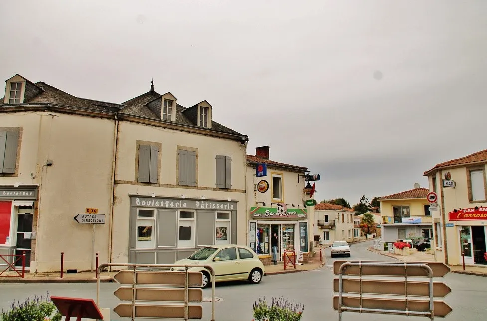 Photo showing: Le bourg, rue Saint-Laurent.