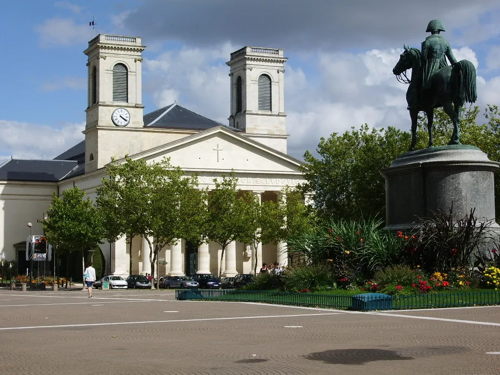 Photo showing: Église Saint-Louis de La Roche-sur-Yon et statue de Napoléon Ier (154) de Nieuwerkerke, Place Napoléon, La Roche-sur-Yon, France.