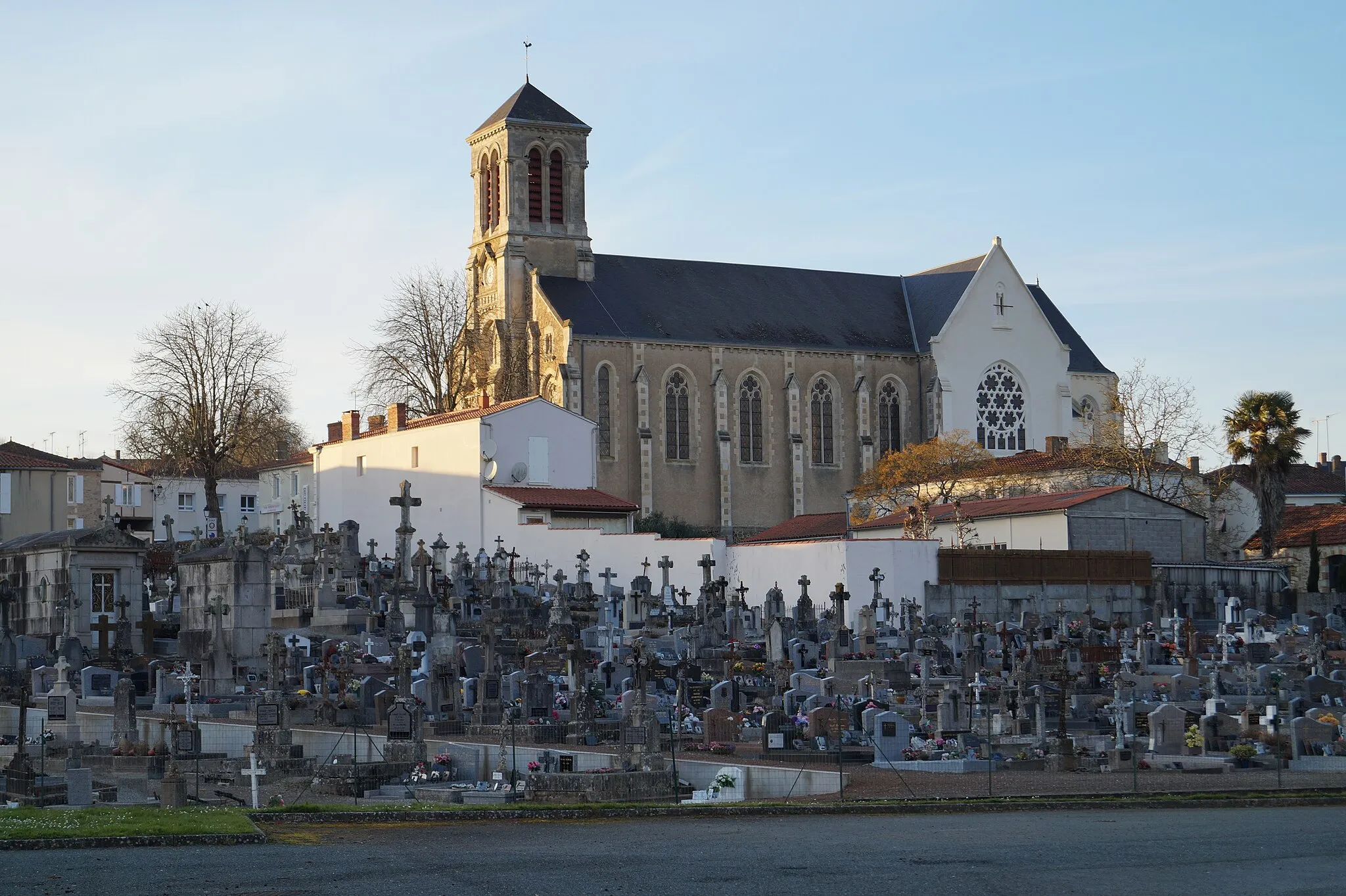 Photo showing: L’église Saint-Pierre du Champ-Saint-Père depuis la place de l’Amiral-Jean-Merveilleux-du-Vignaux