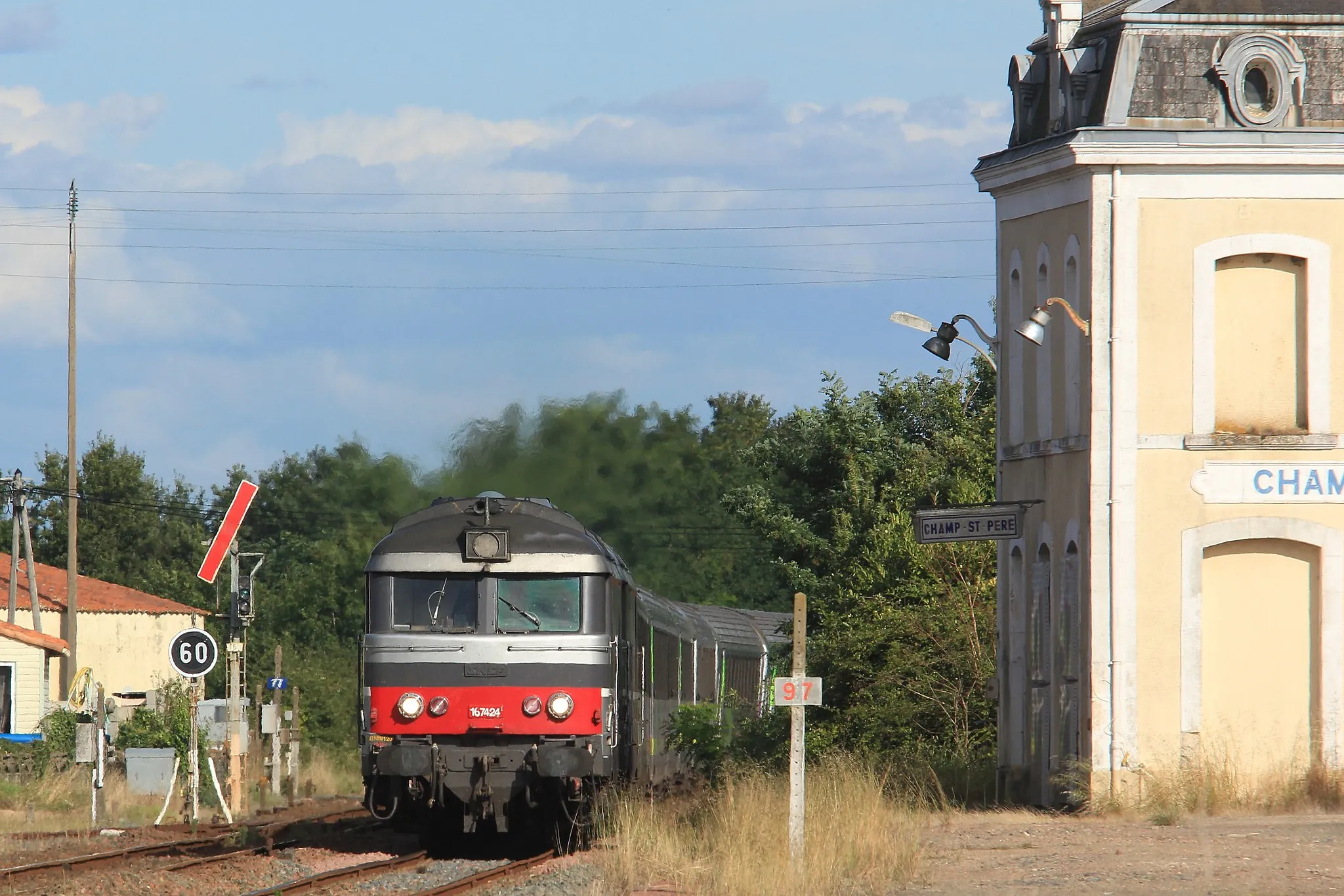 Photo showing: La BB67424 et une seconde, en livrée multiservice, tirent 8 voitures Corail Intercité au passage en gare de Champ-Saint-Père, au train Intercité 3854 Bordeaux - Quimper.