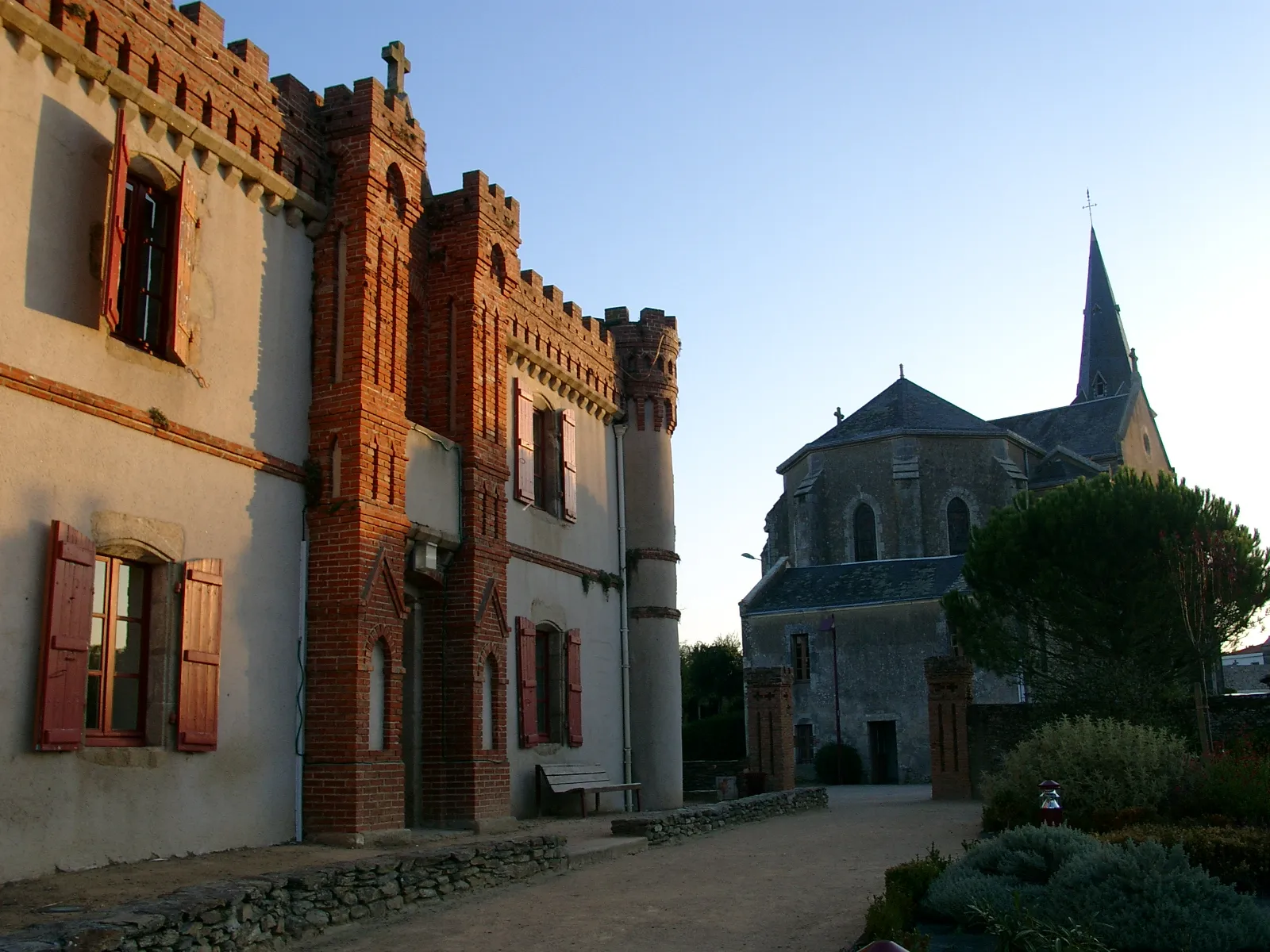 Photo showing: Eglise et château Gaillard
village  "Le Girouard"