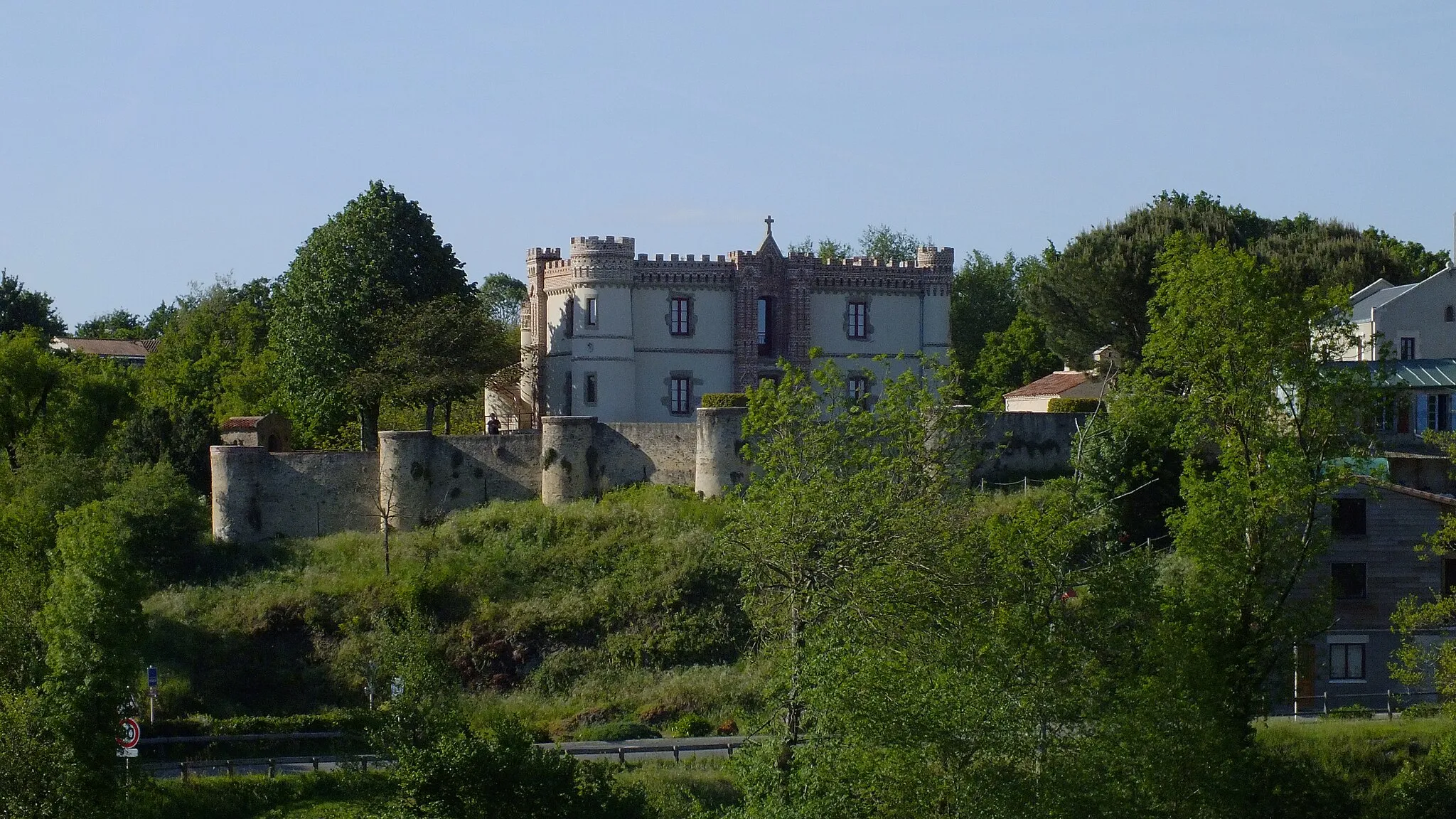 Photo showing: Construit au XIXe siècle, c'est une construction néo-médiévale voulue par le curé Révillon. Ce monument de brique et granite était en réalité son presbytère : il est aujourd’hui propriété de la mairie et est utilisé comme lieu de réunion.