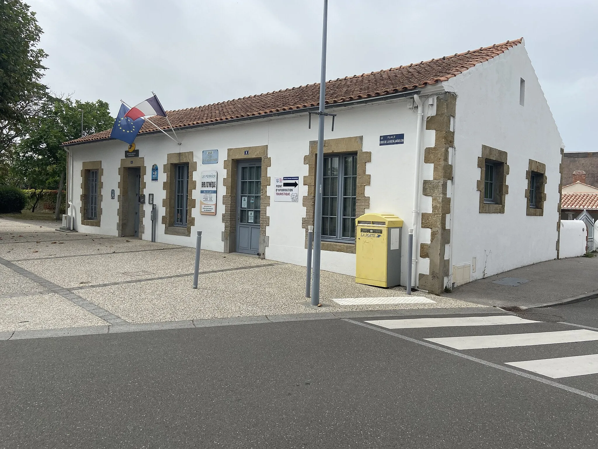 Photo showing: Le Perrier-85300-bibliothèque avec bureau de Poste (Vendée)