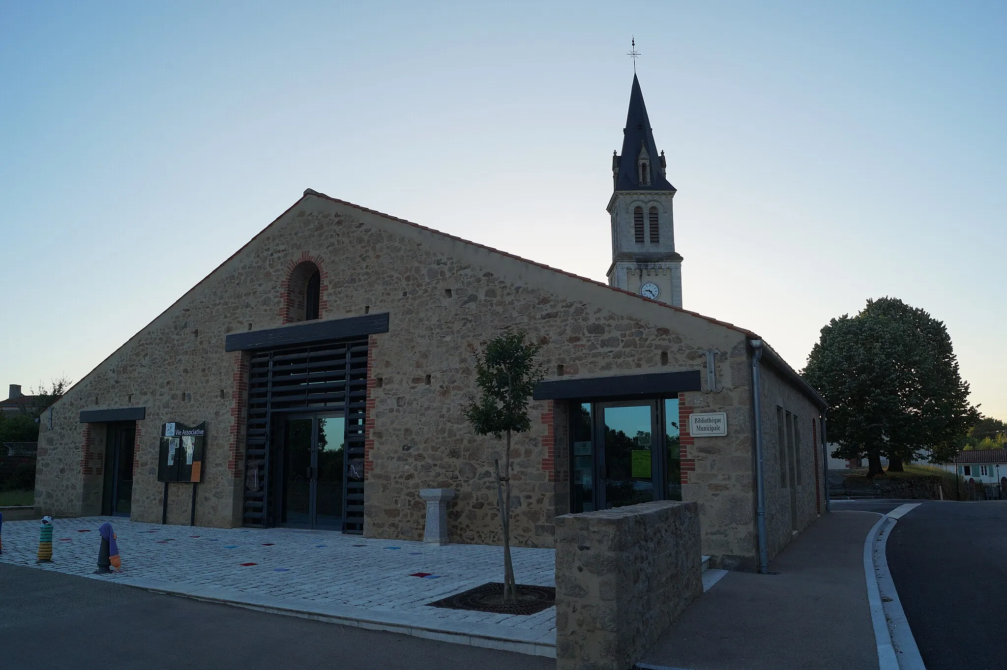 Photo showing: La bibliothèque municipale et l’église Sainte-Melaine du Tablier depuis la rue Principale.