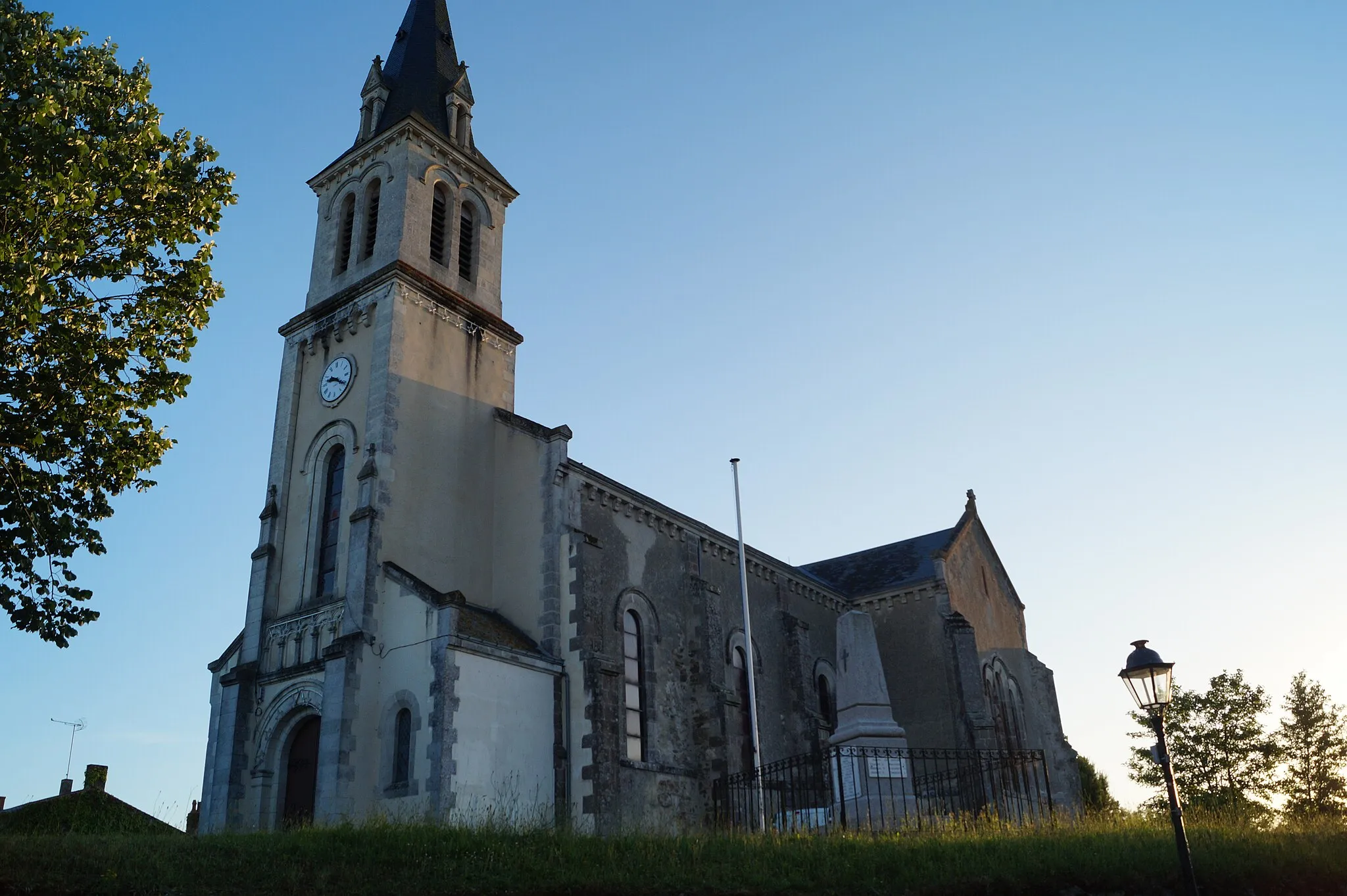 Photo showing: L’église Sainte-Melaine du Tablier depuis la rue des Charmes.