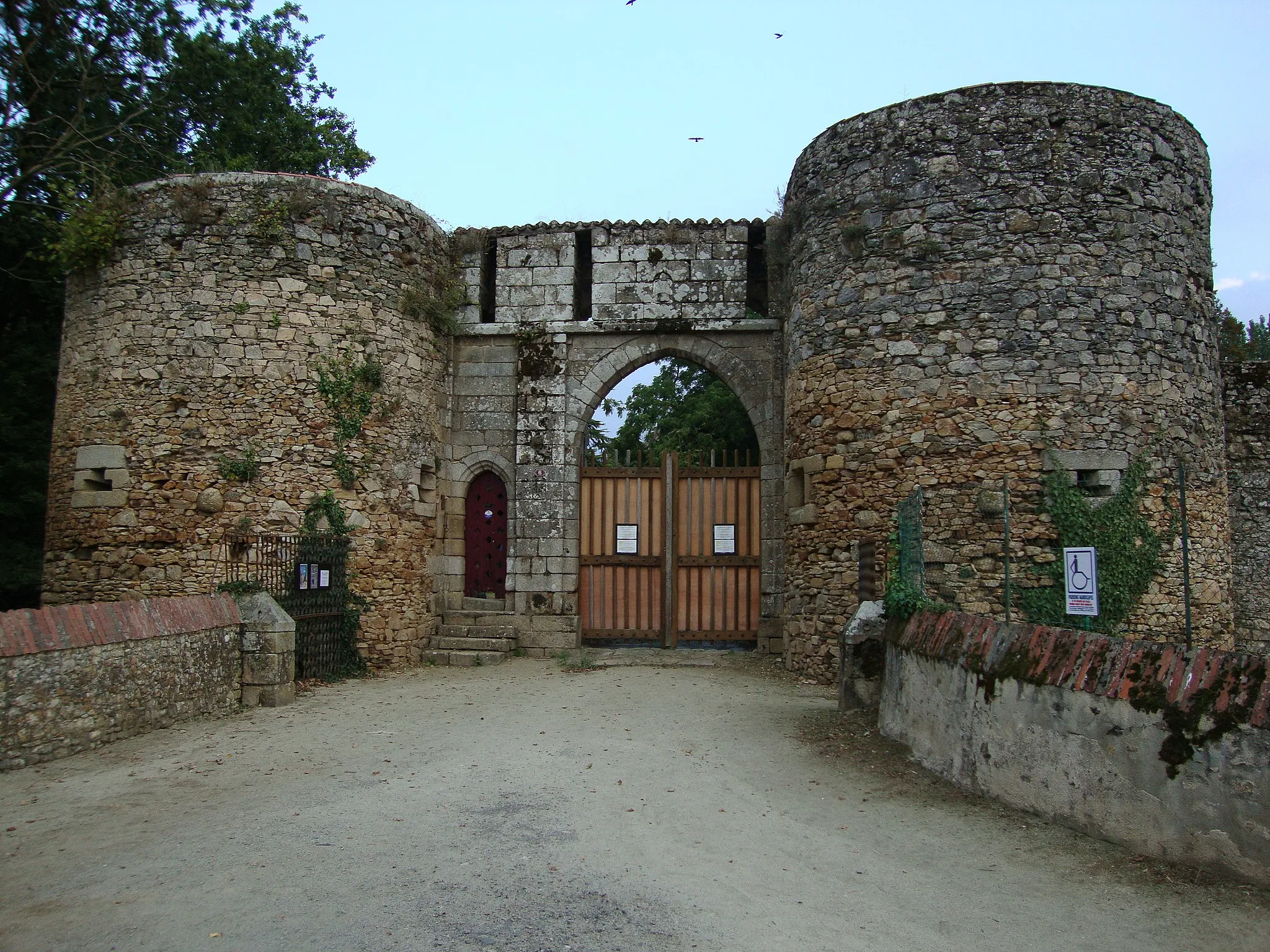 Photo showing: This building is indexed in the base Mérimée, a database of architectural heritage maintained by the French Ministry of Culture, under the reference PA00110091 .