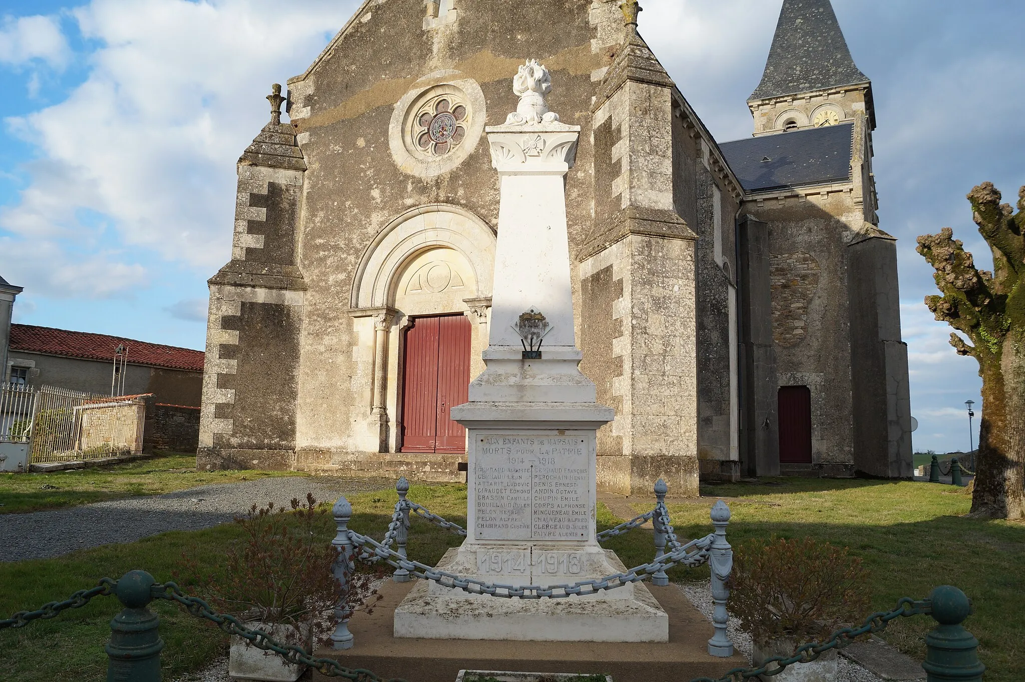 Photo showing: Le monument aux morts de Marsais.