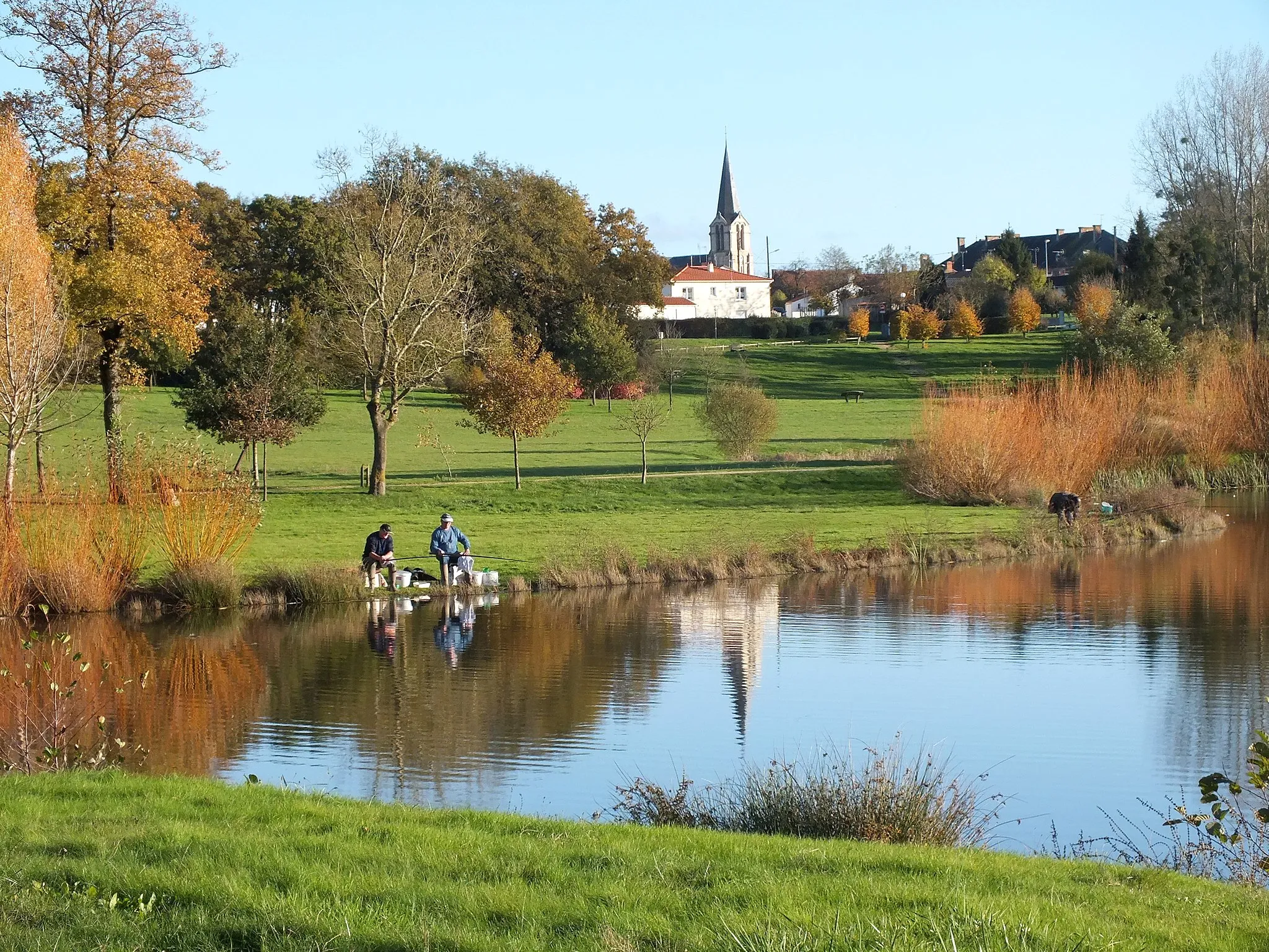 Photo showing: Martinet - Le parc des Ouches et l'église