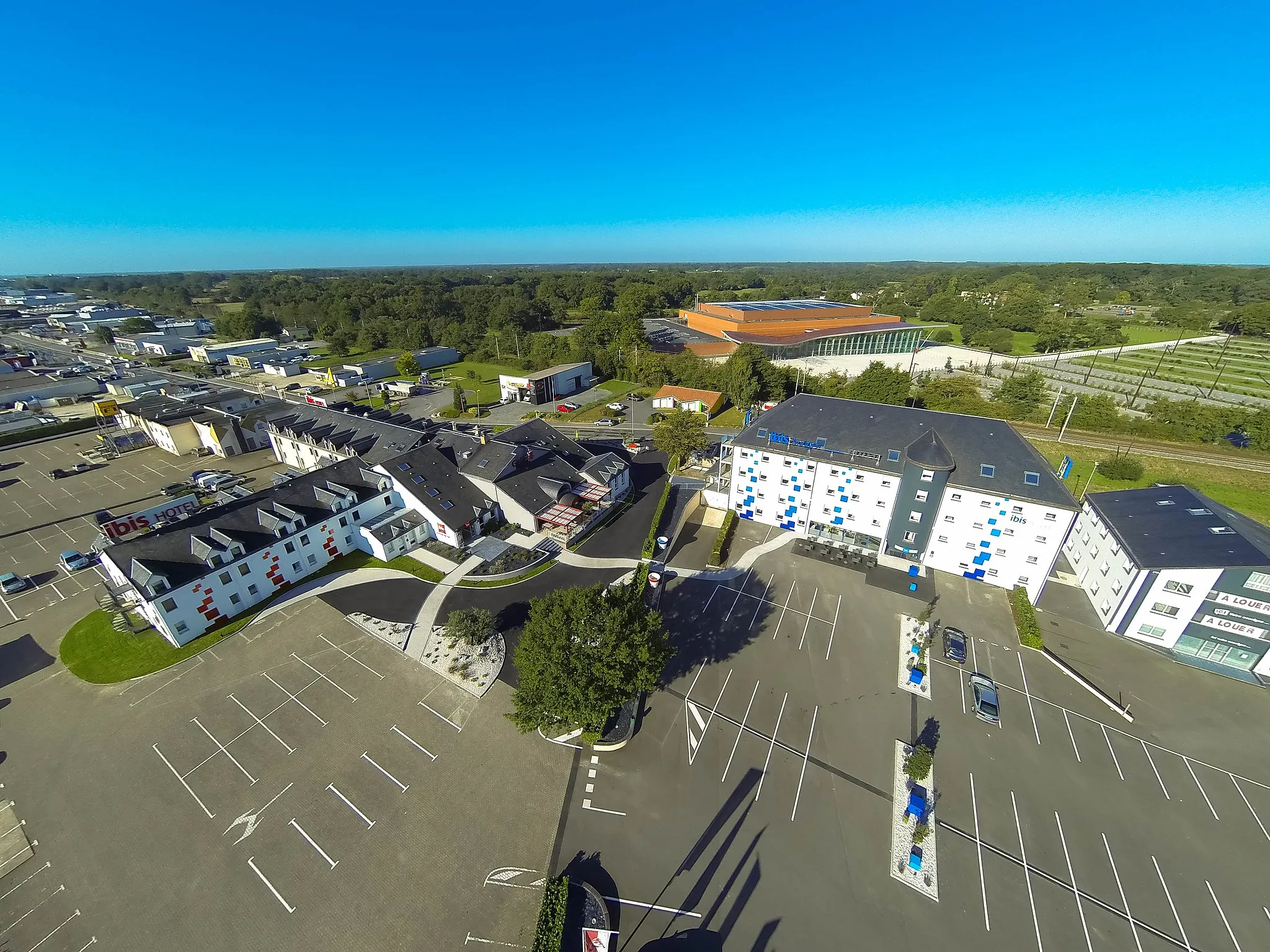 Photo showing: Photo prise par drone du parc hôtelier de la zone Beaupuy avec le Vendéspace en fond.