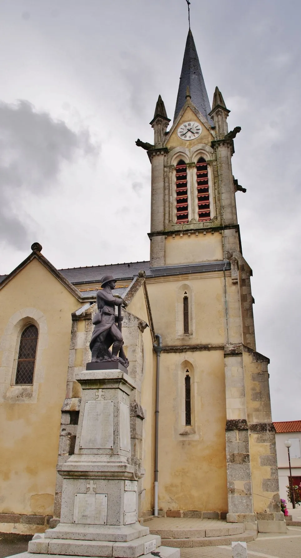 Photo showing: église St Pierre et le Monument-aux-Morts