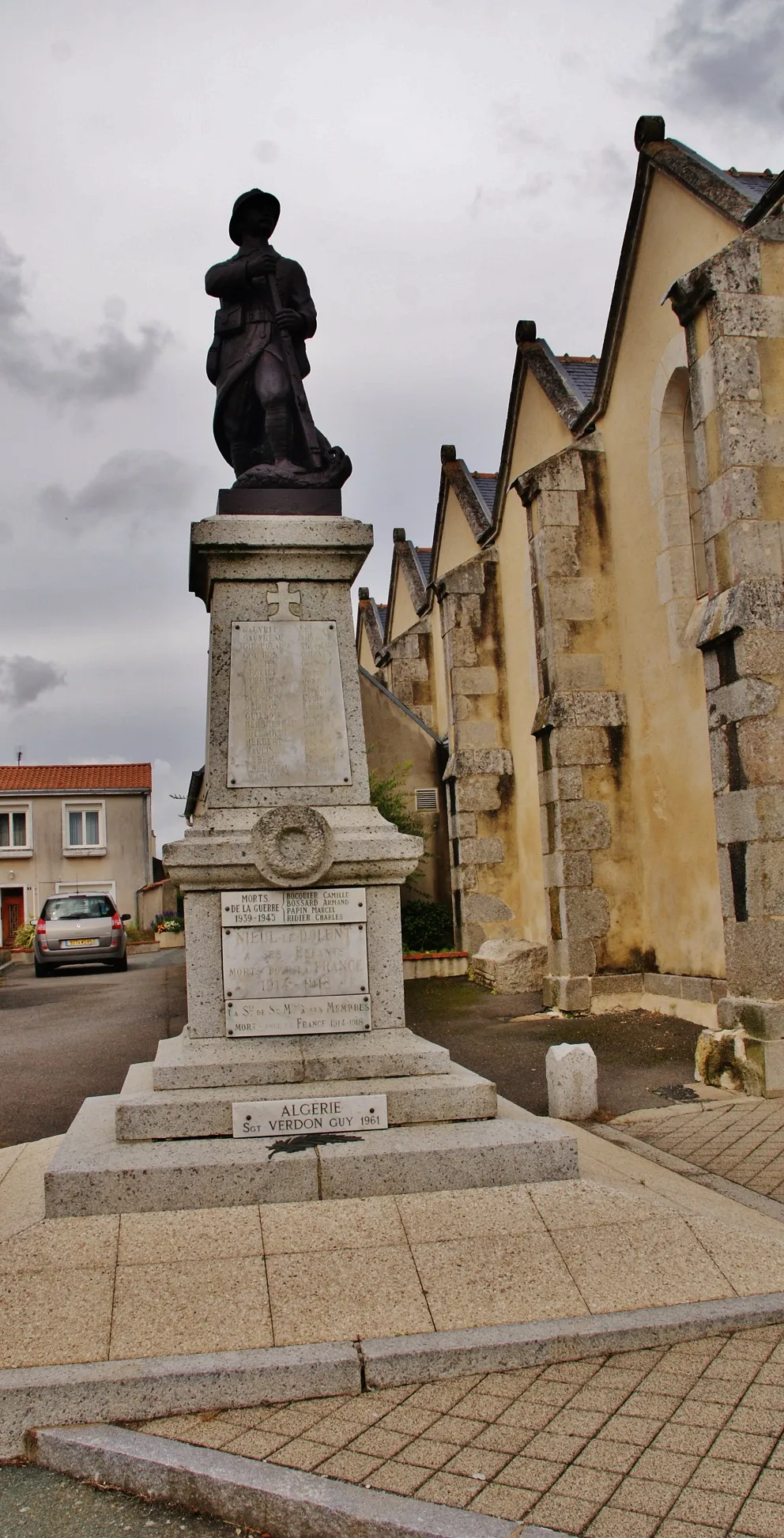 Photo showing: Le Monument-aux-Morts