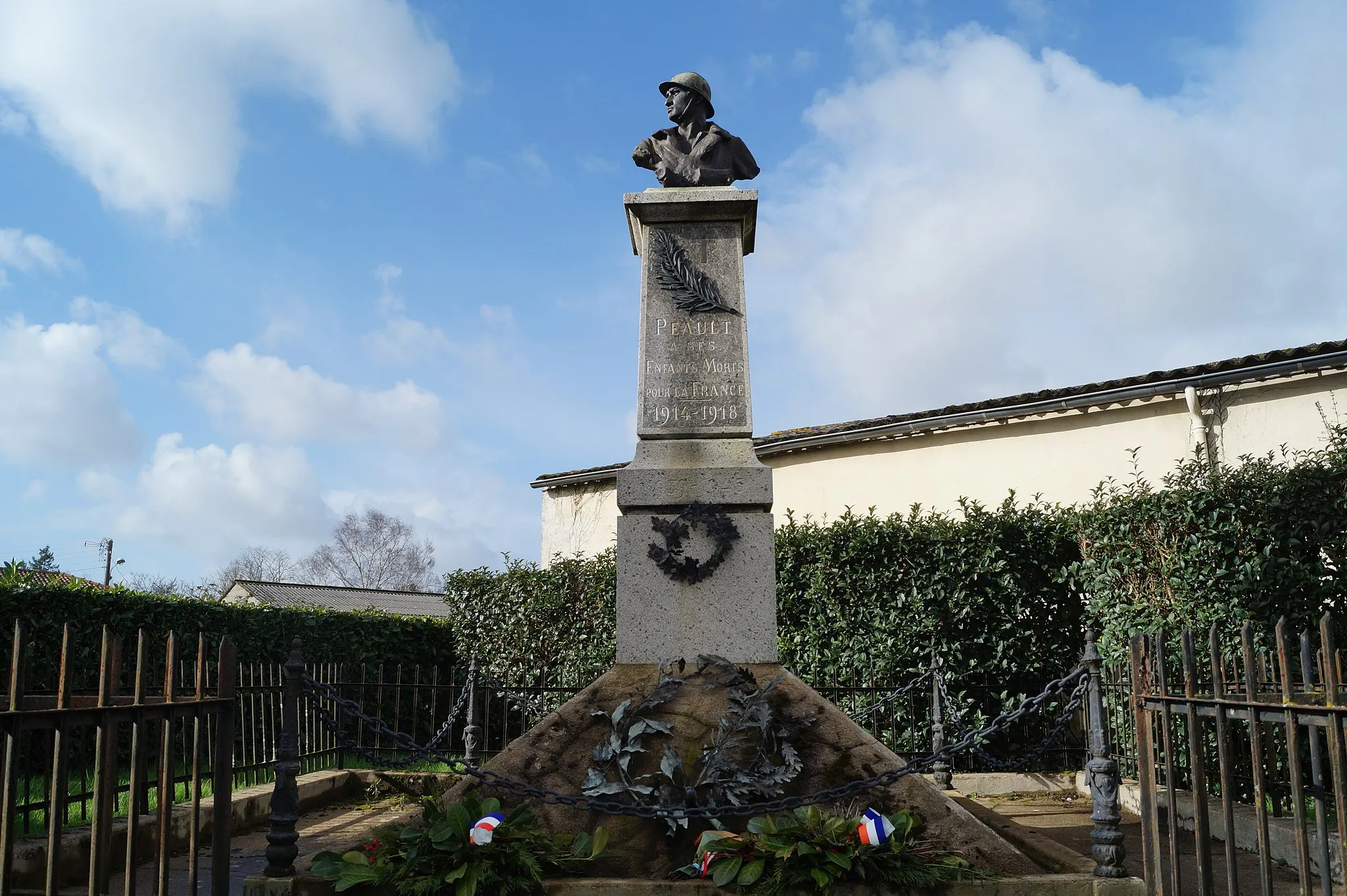 Photo showing: Le monument aux morts de Péault depuis la rue du Calvaire.