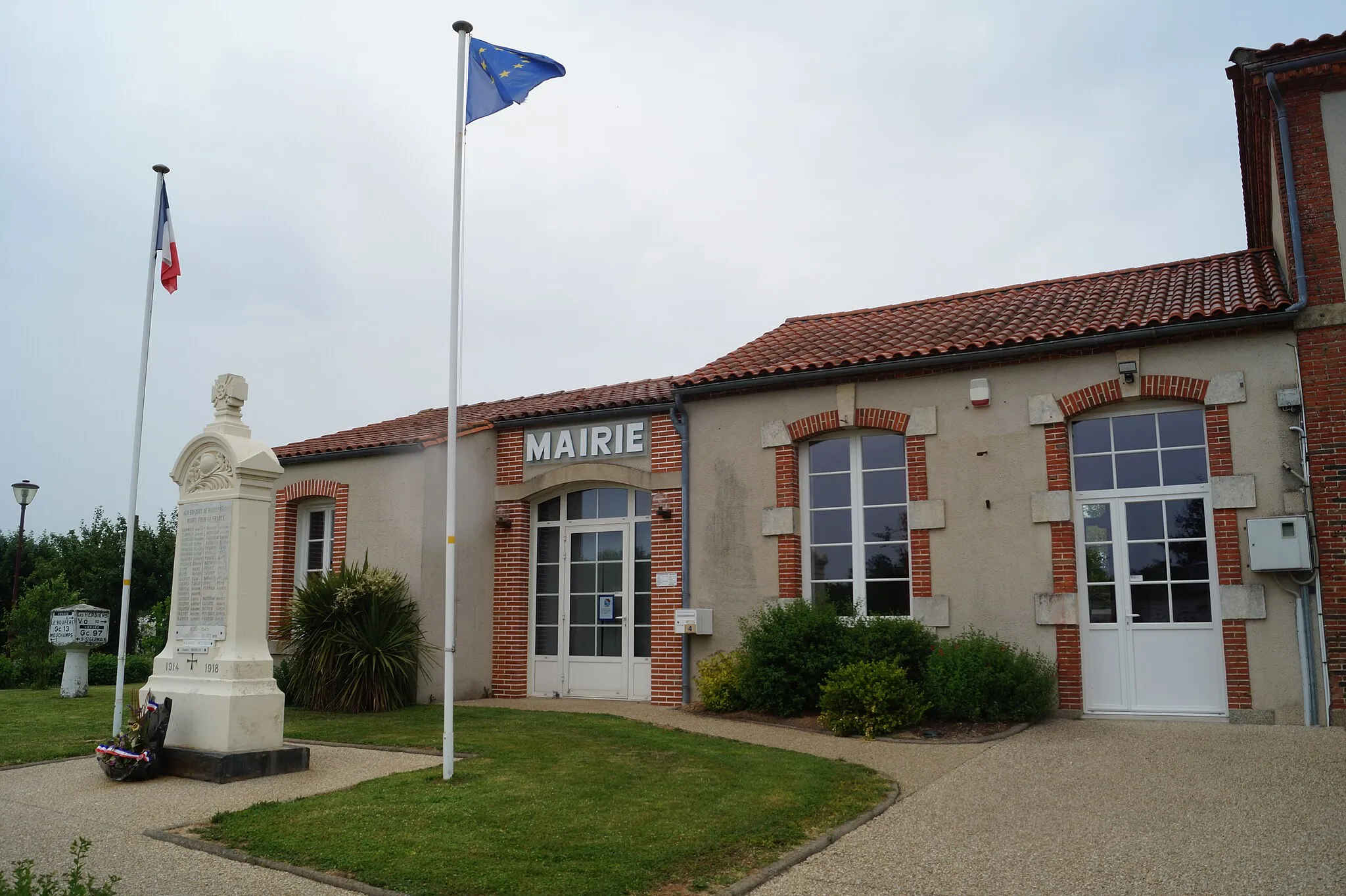 Photo showing: Le monument aux morts et la mairie de Rochetrejoux.