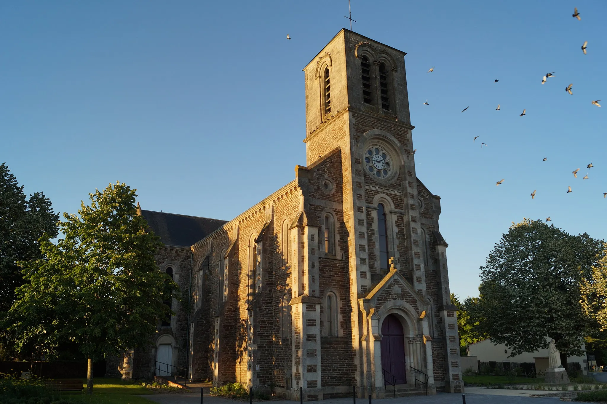 Photo showing: L’église Saint-Médard de Rosnay depuis la rue du Fief.