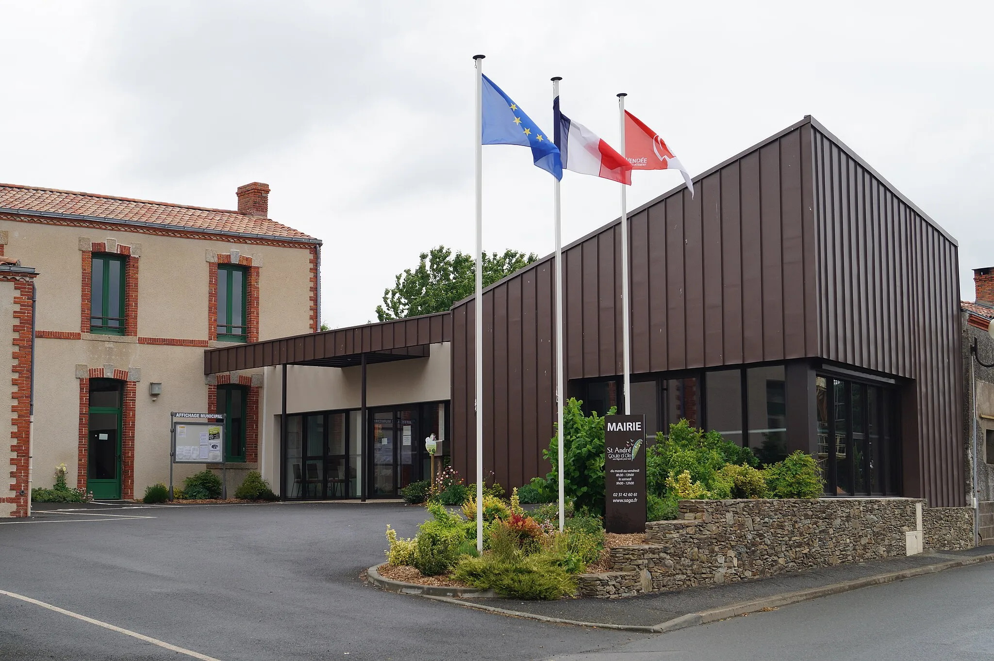 Photo showing: La mairie de Saint-André-Goule-d’Oie.