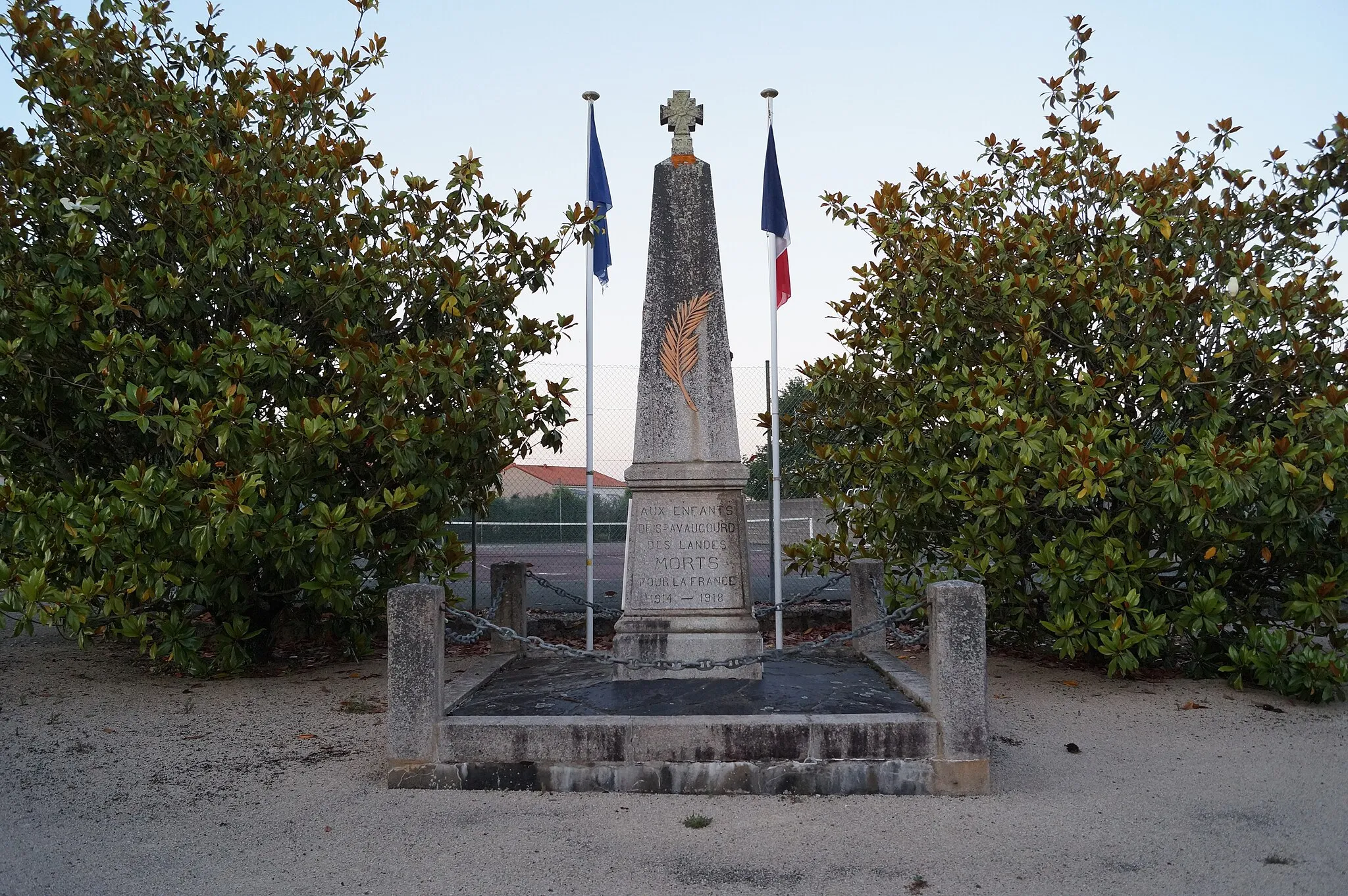 Photo showing: Le monument aux morts de Saint-Avaugourd-des-Landes depuis la place François-Favreau.