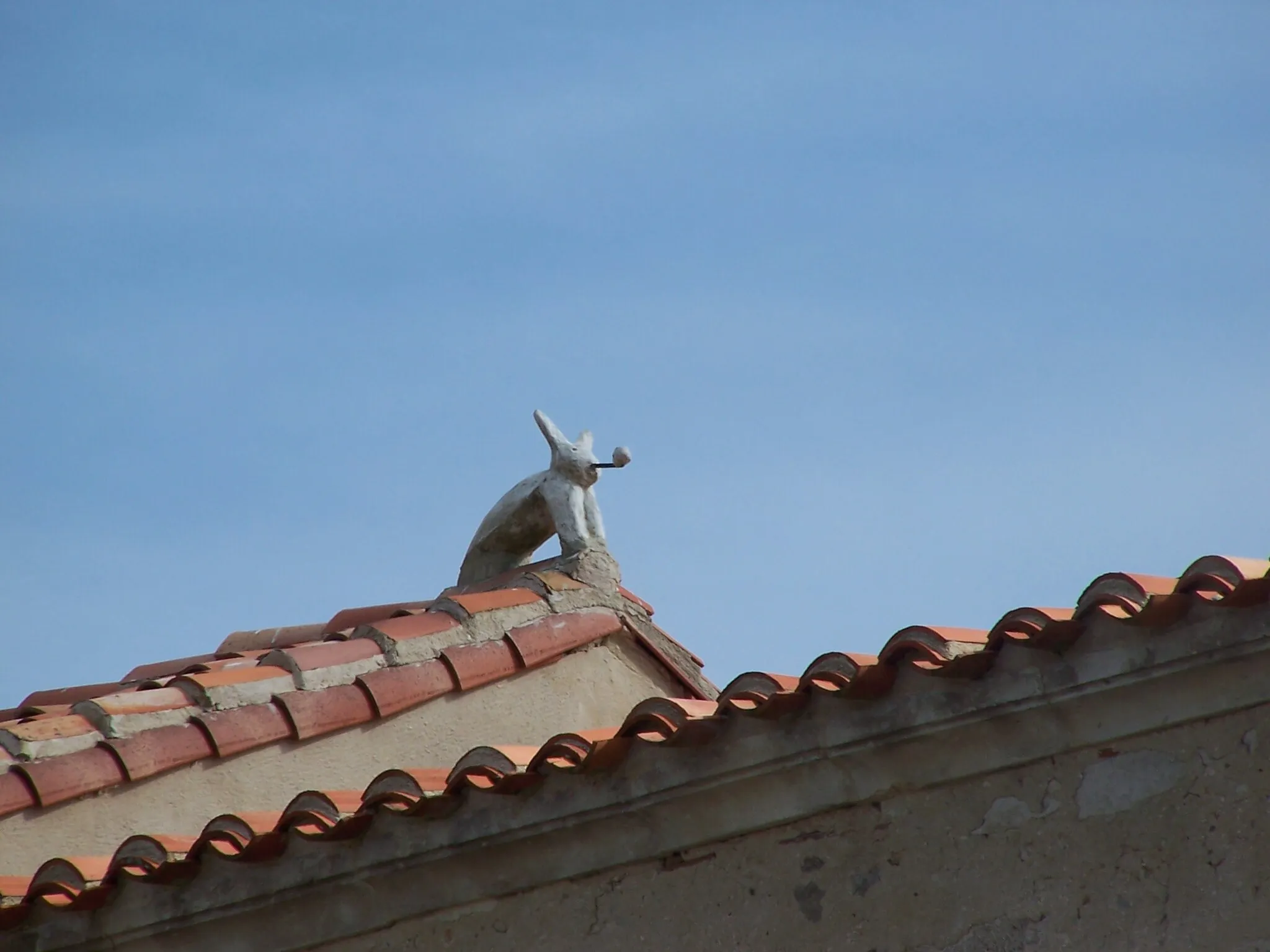 Photo showing: Le Lapin qui fume sur le toit de l'église de Saint-Benoist-sur-Mer.