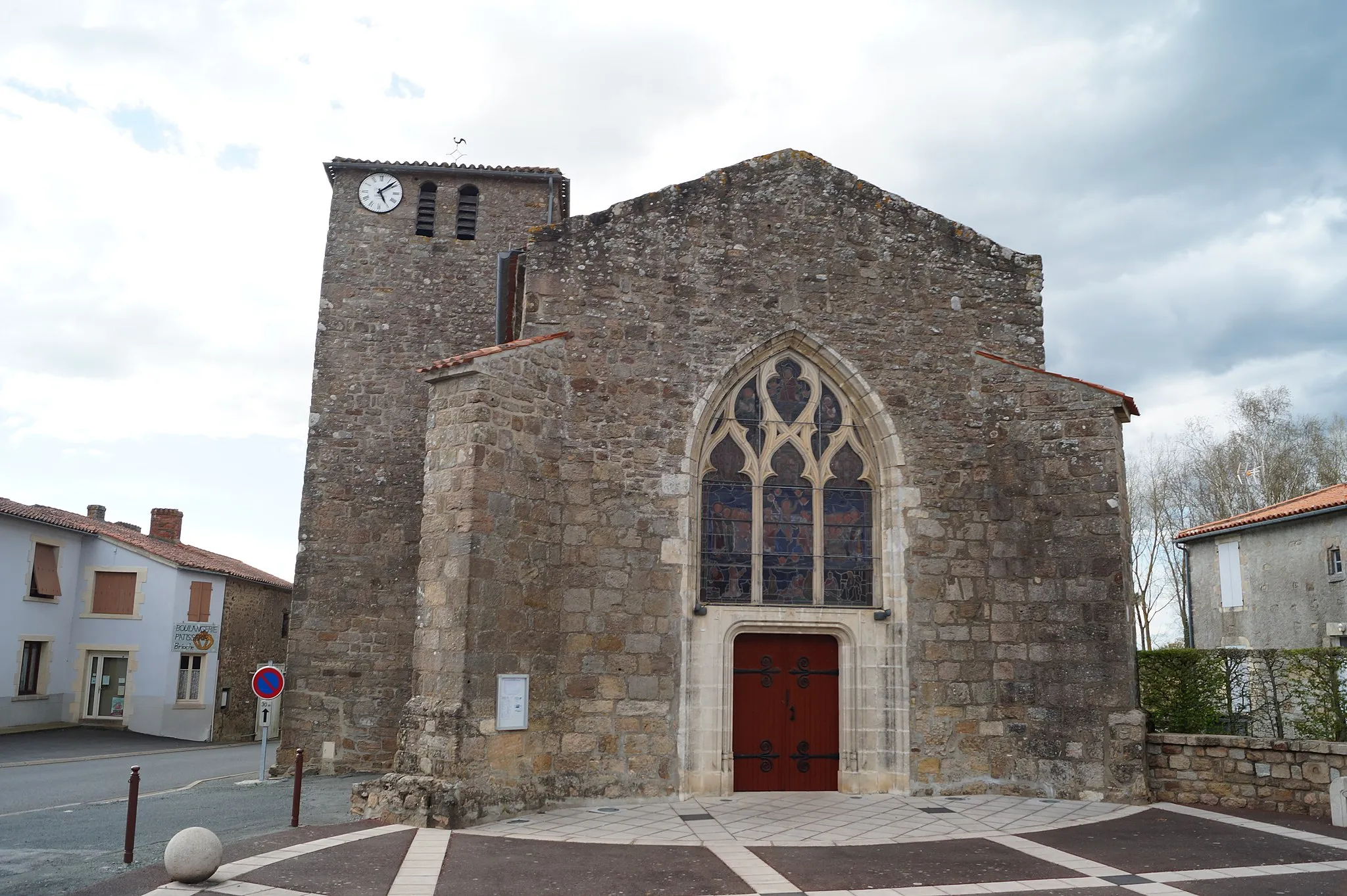 Photo showing: L’église Saint-Cyr de Saint-Cyr-des-Gâts depuis la rue du Presbytère.