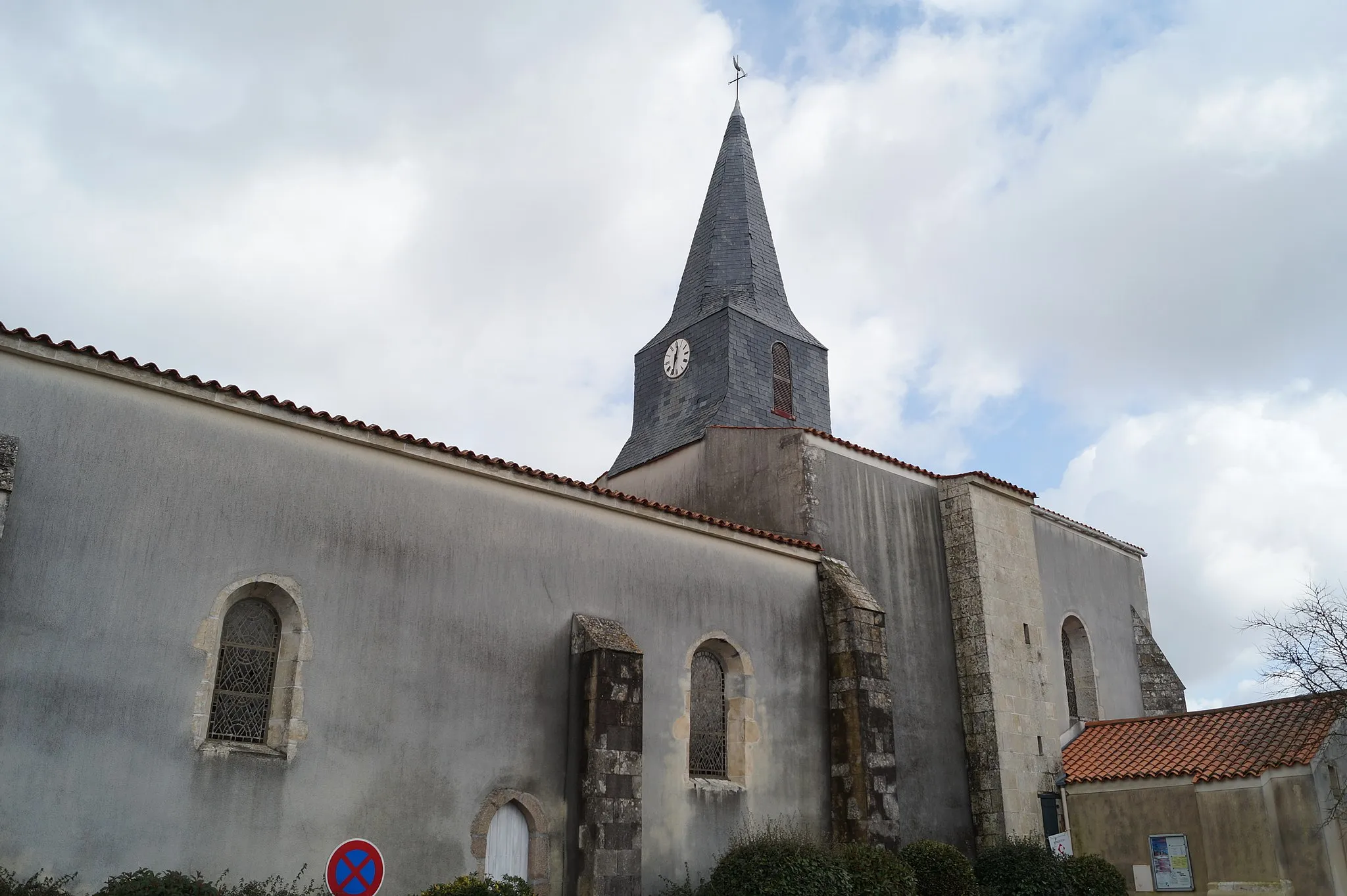 Photo showing: L’église Saint-Cyr-et-Sainte-Julitte de Saint-Cyr-en-Talmondais depuis la rue de la Tillauderie.