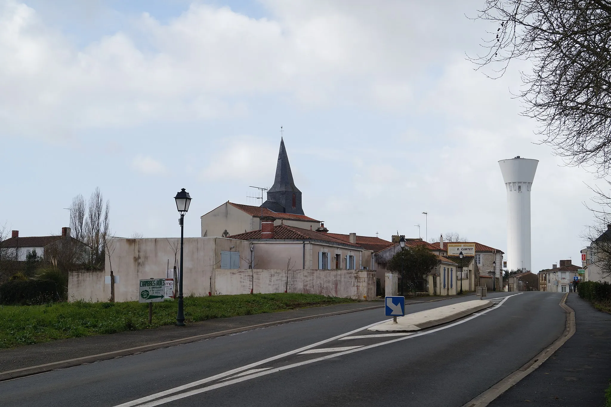 Photo showing: Le bourg de Saint-Cyr-en-Talmondais depuis la rue Benjamin-Fillon.