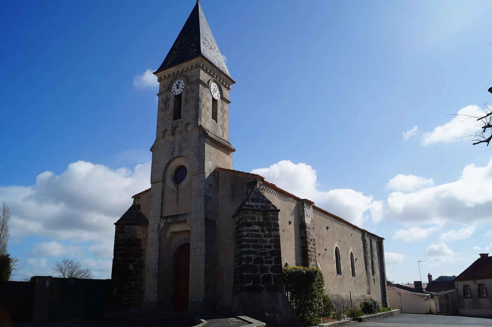 Photo showing: L’église Saint-Hilaire de Saint-Hilaire-la-Forêt depuis la place de l’Église.