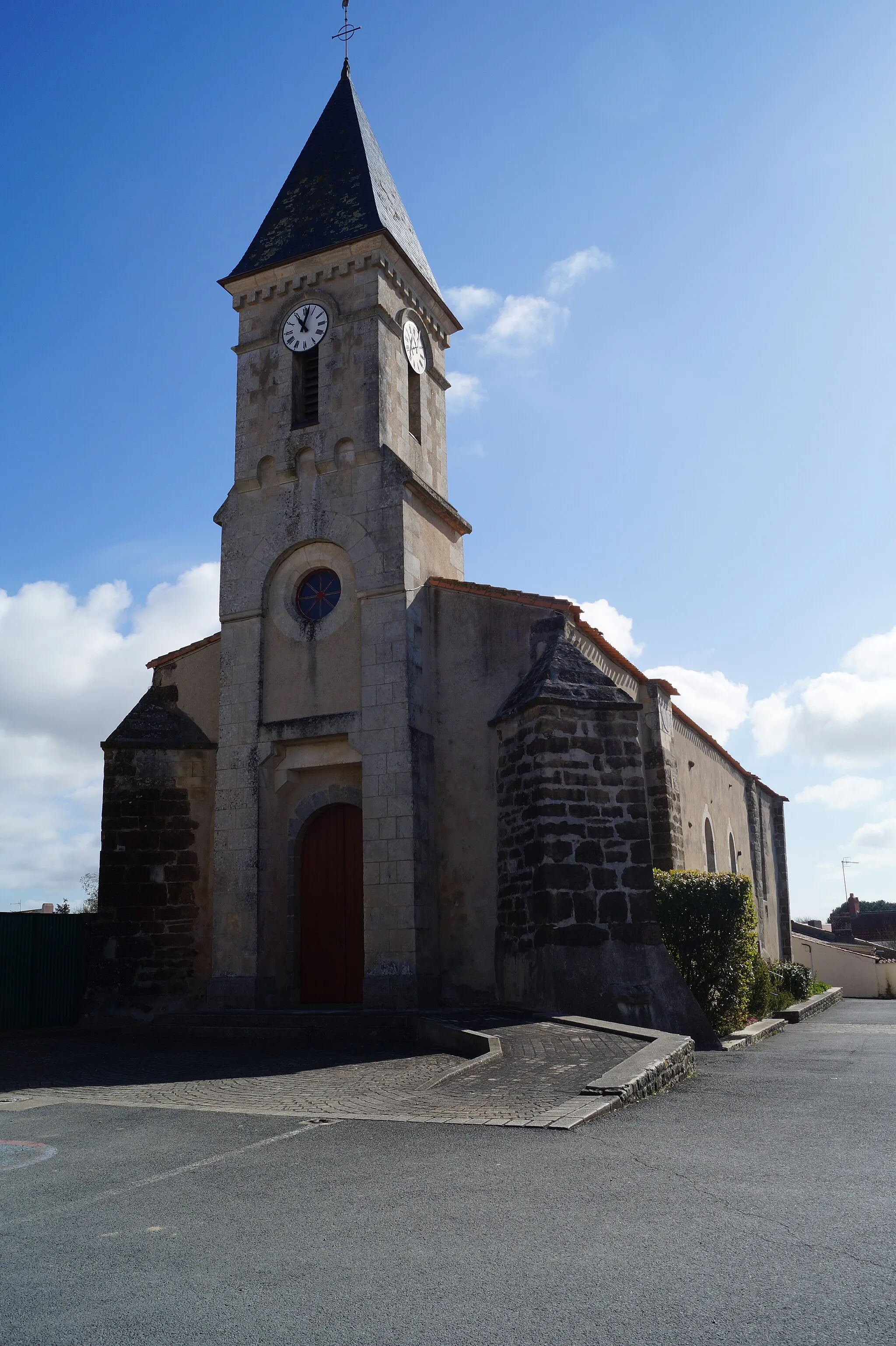 Photo showing: L’église Saint-Hilaire de Saint-Hilaire-la-Forêt depuis la place de l’Église.