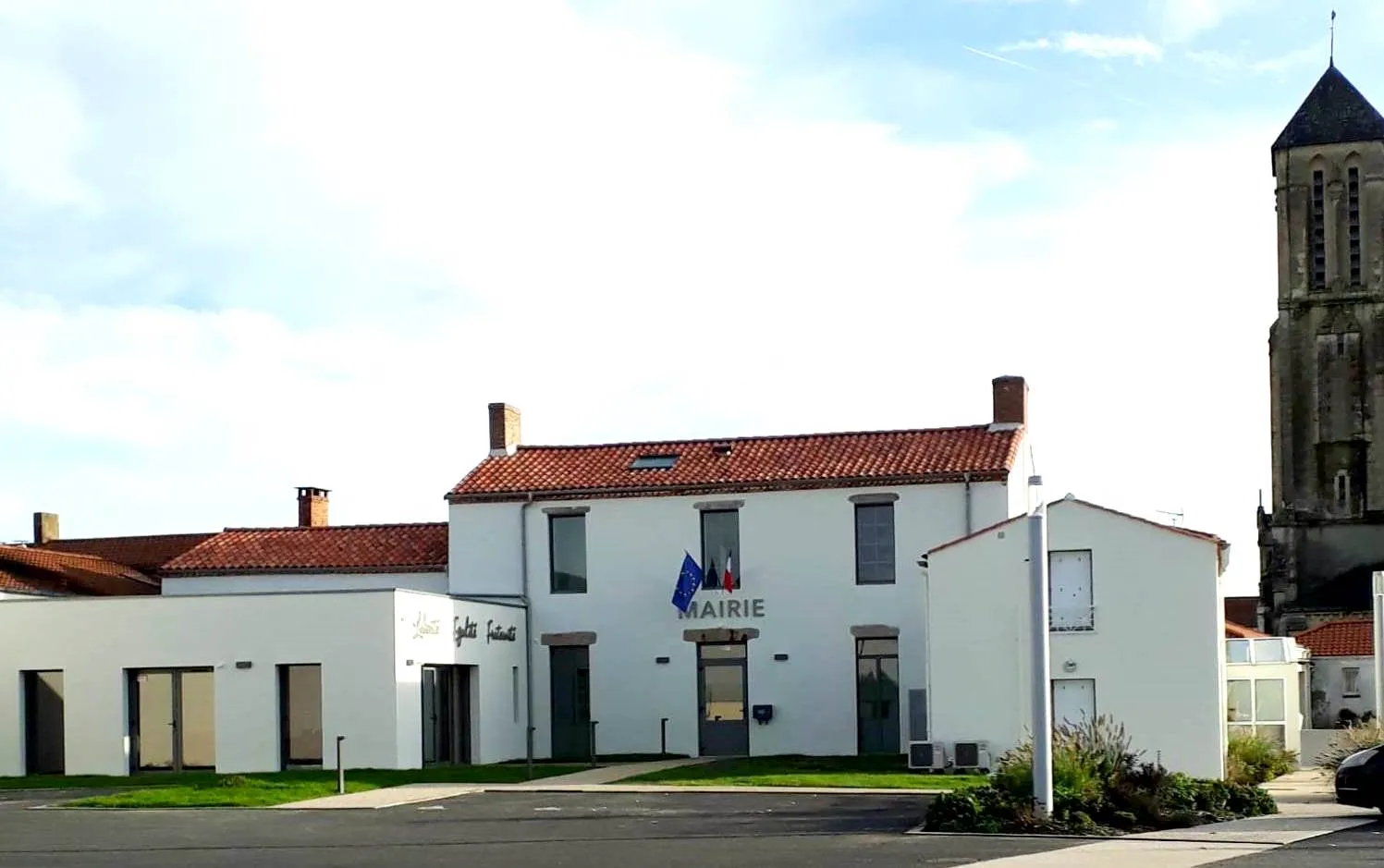 Photo showing: La Mairie vue depuis la place Simone Veil