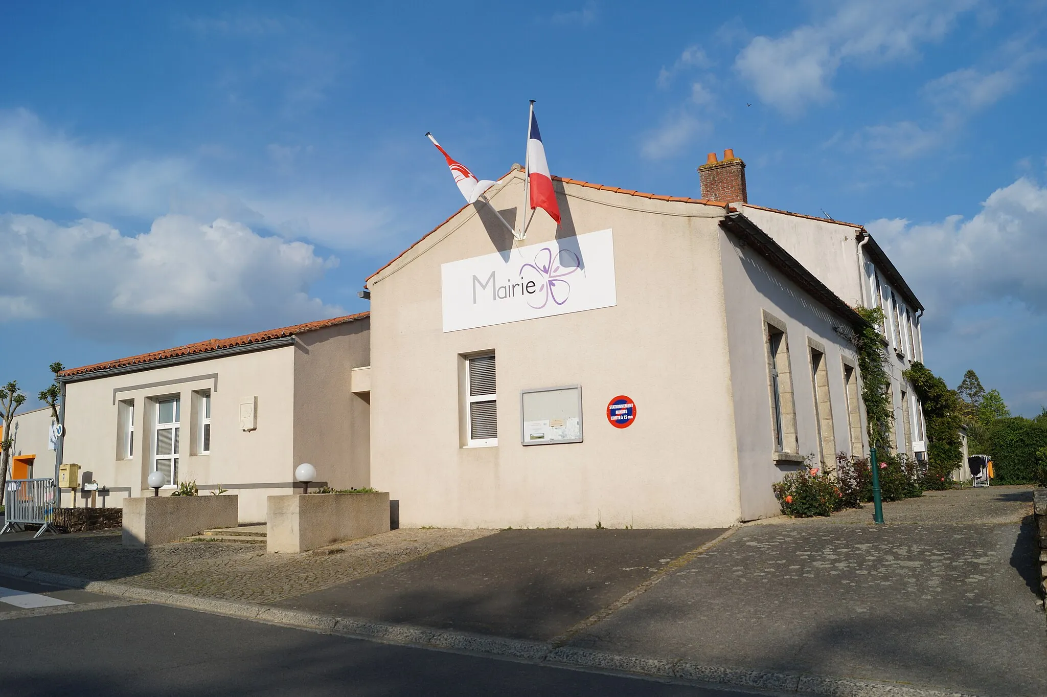 Photo showing: La mairie de Saint-Paul-Mont-Penit.