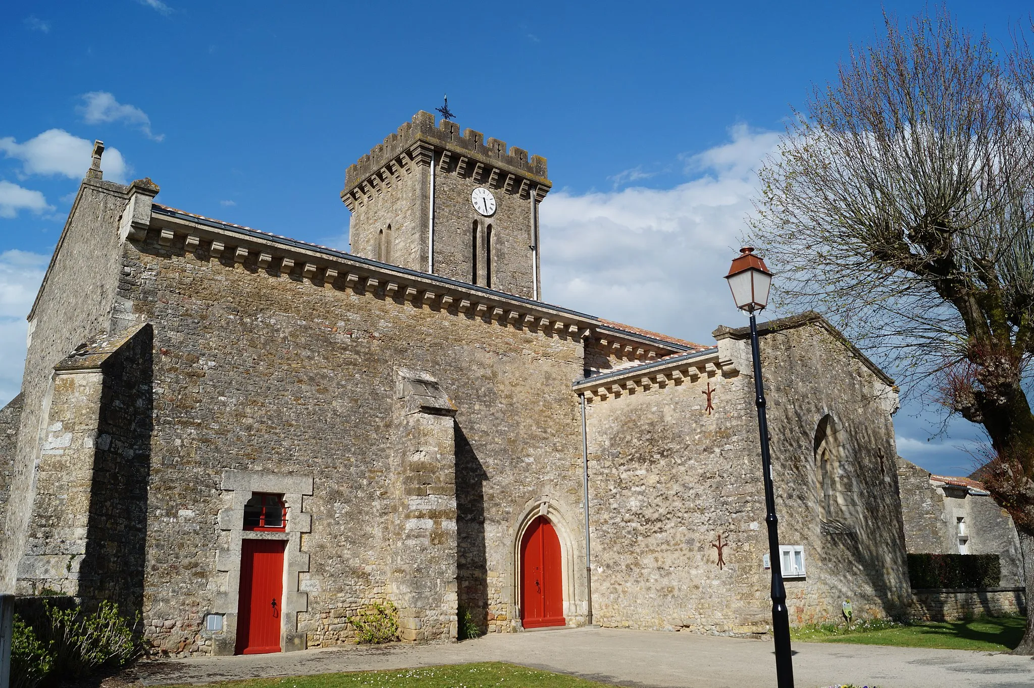 Photo showing: L’église Notre-Dame-de-l’Assomption de Thouarsais depuis l’impasse du Château.