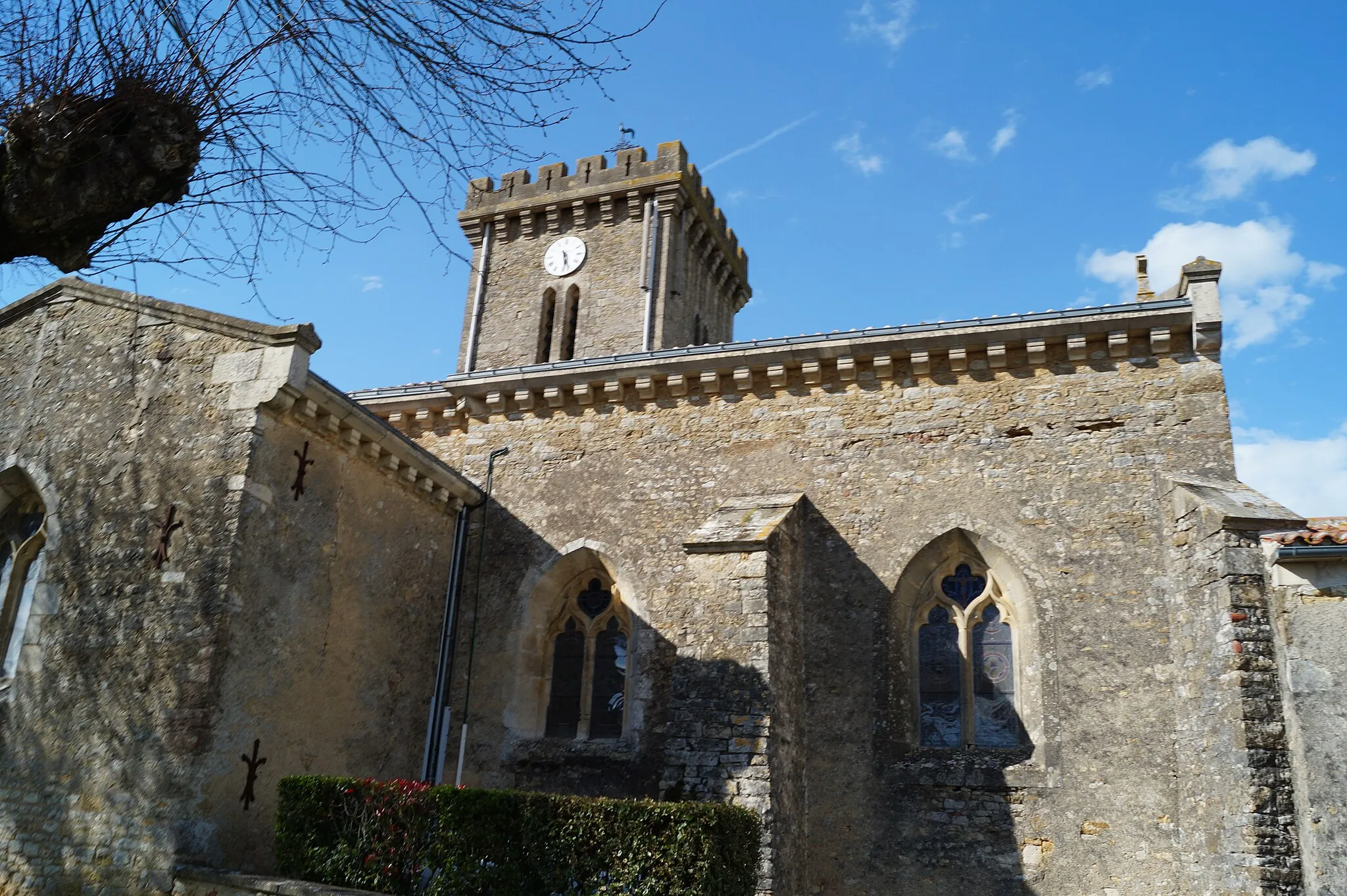 Photo showing: L’église Notre-Dame-de-l’Assomption de Thouarsais depuis l’impasse du Château.