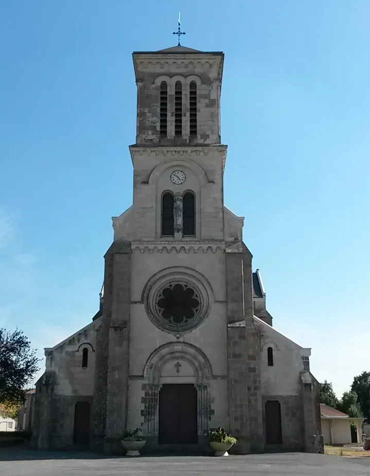 Photo showing: Parvis église de Treize-Septiers - Vendée - France