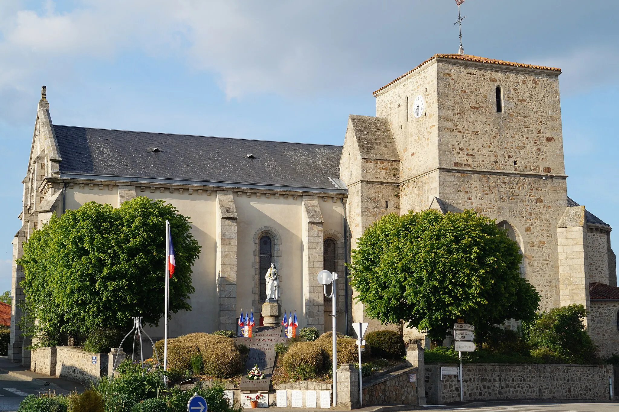 Photo showing: L’église Saint-Pierre et monument aux morts de Venansault.