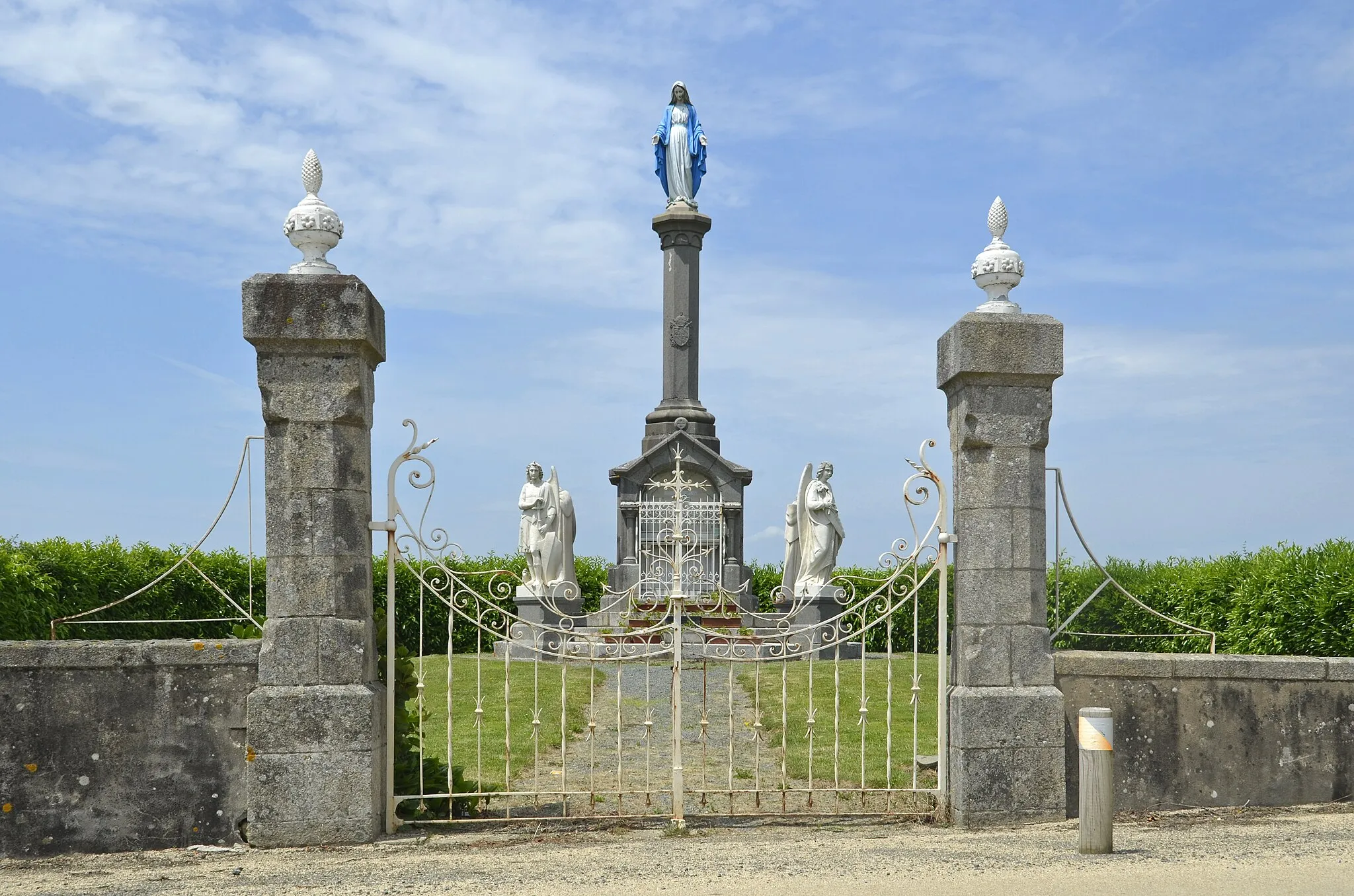 Photo showing: Virgin Mary's monument, Madone street - Vendrennes - Vendée