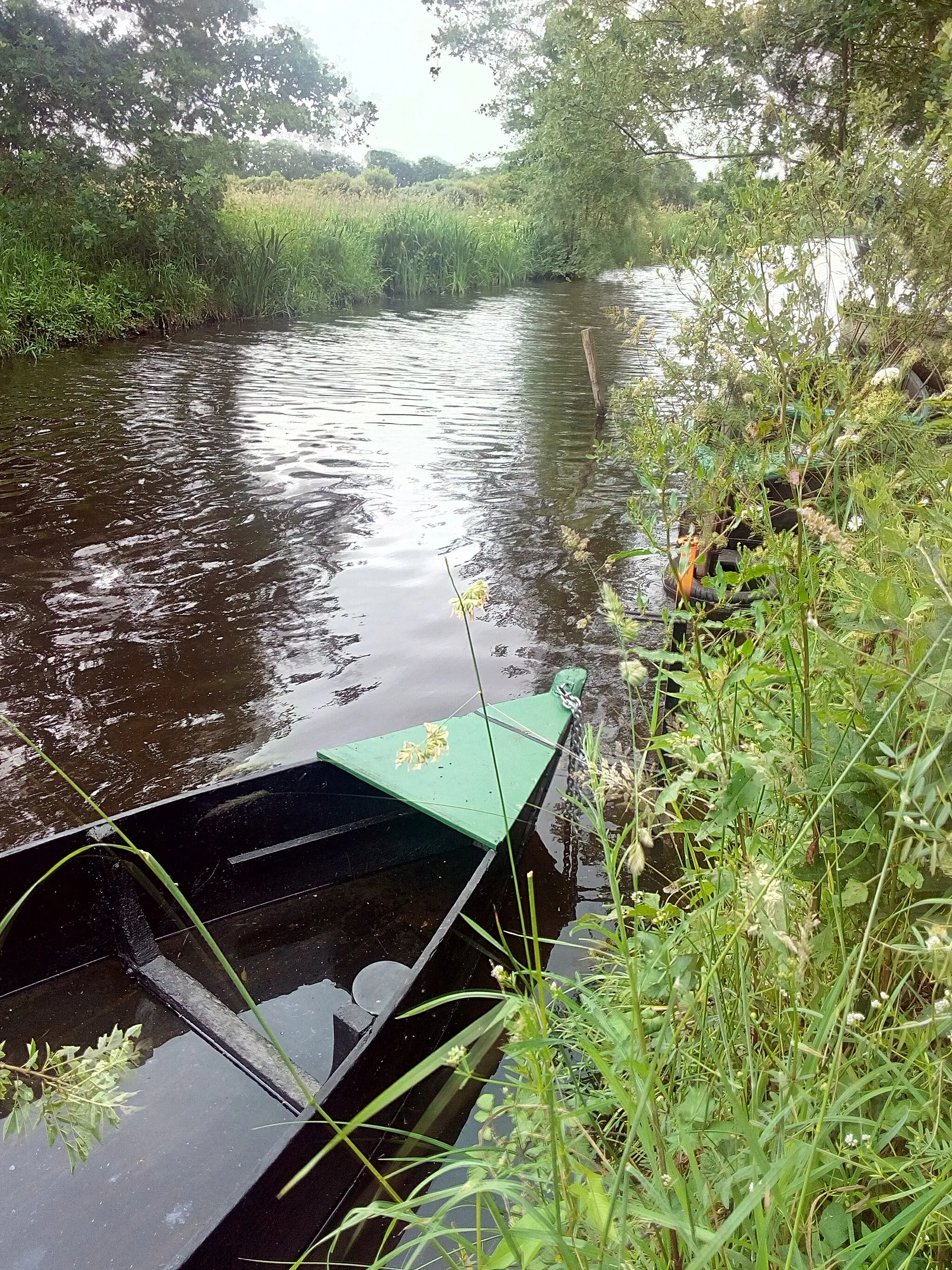 Photo showing: Chaland amarré sur le canal de Sainte-Reine-De-Bretagne dans le parc naturel régional de Brière au lieu nommé par les habitants "port de Sainte-Reine-De-Bretagne"