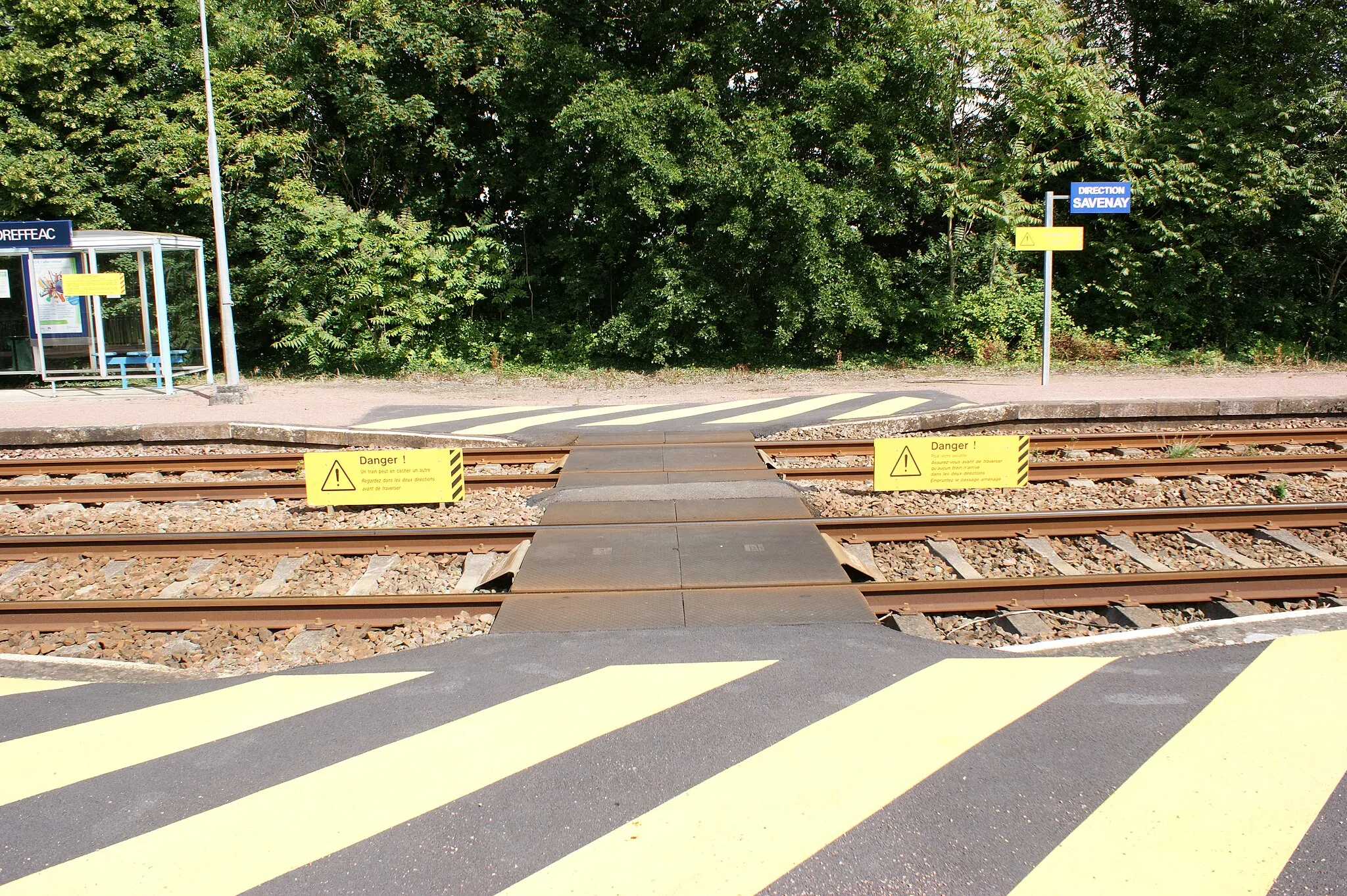 Photo showing: Gare de Drefféac, passage à niveau planchéié pour la traversée des voies.