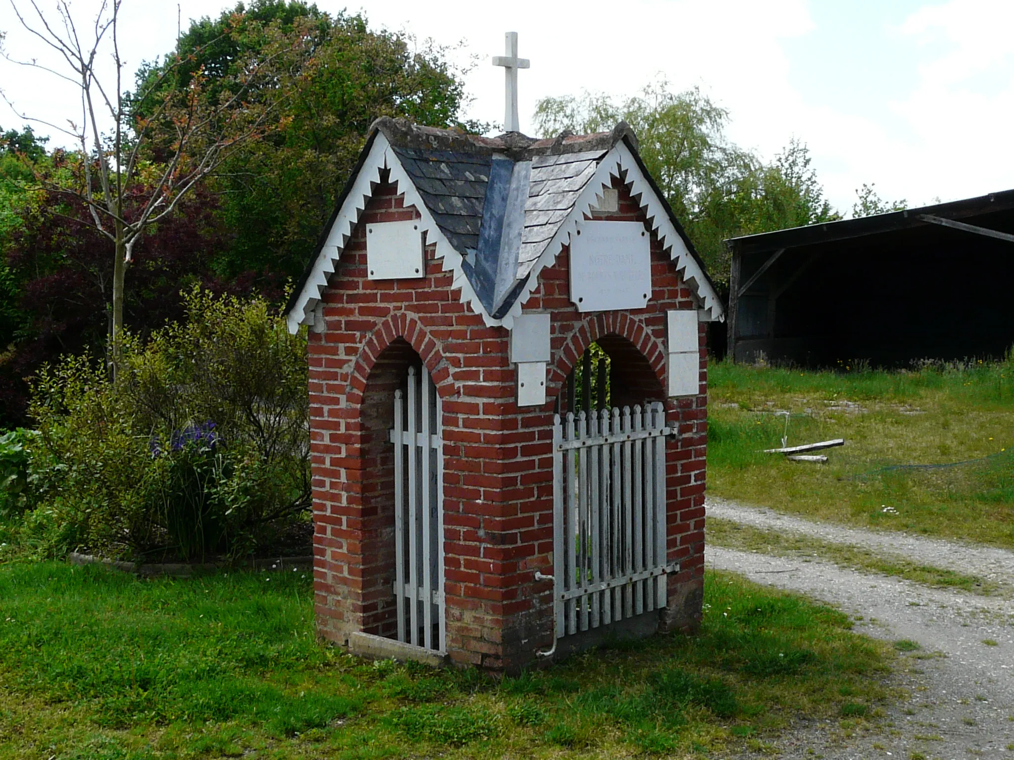 Photo showing: Vue d'ensemble de la Fontaine Notre Dame de Bonnes Nouvelles (La Chevallerais).