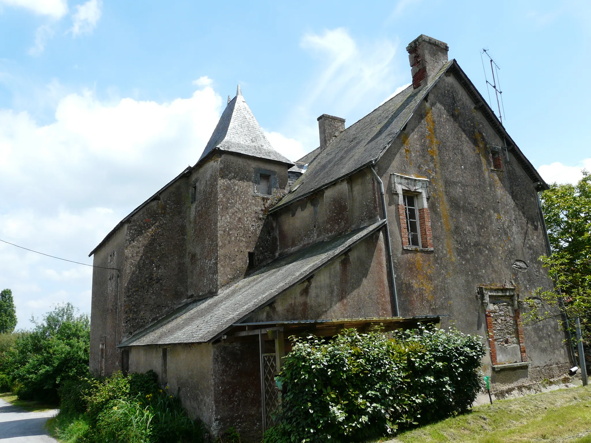 Photo showing: Vue d'ensemble du Manoir de la Savinais au Nord-Ouest