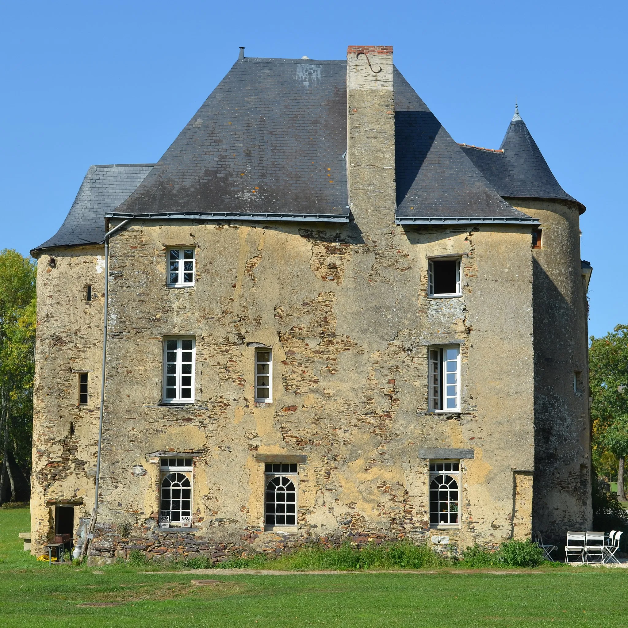 Photo showing: This building is en partie classé, en partie inscrit au titre des monuments historiques de la France. It is indexed in the base Mérimée, a database of architectural heritage maintained by the French Ministry of Culture, under the reference PA00108561 .